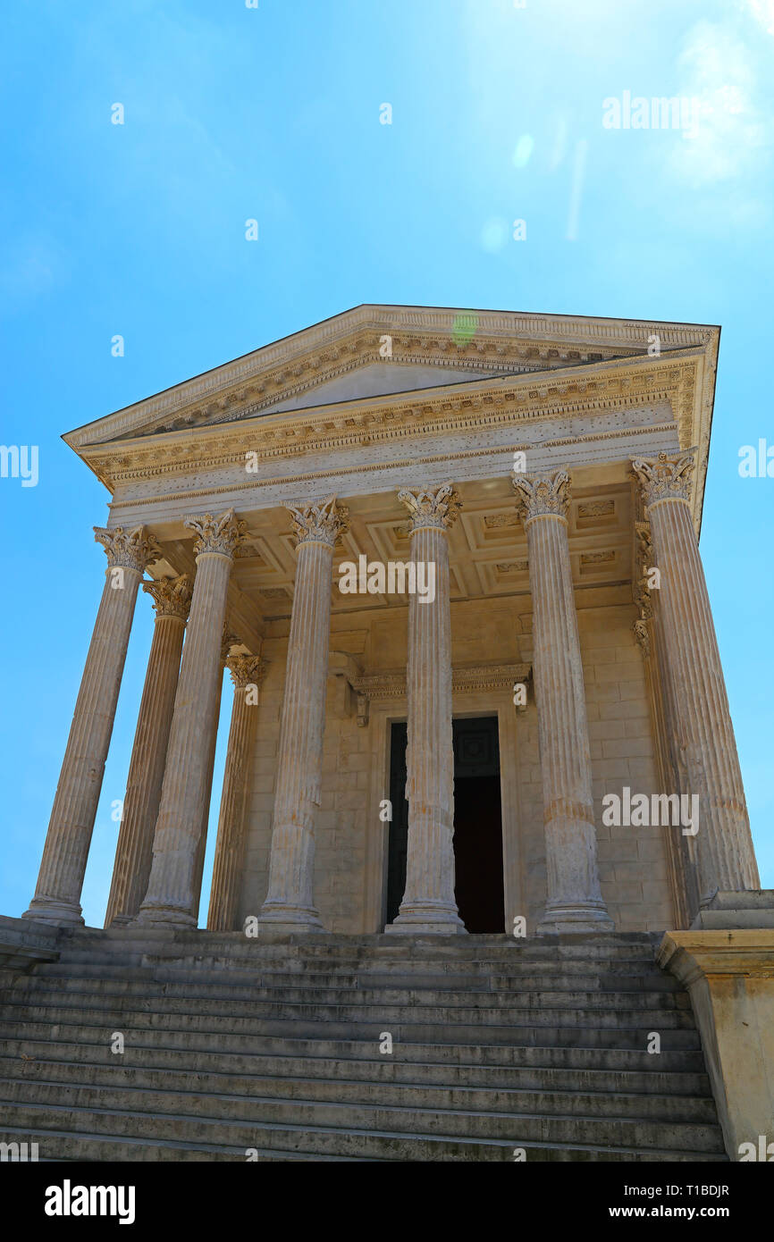 Vorderansicht des Maison Carree (quadratisches Haus), alte Gebäude in Nimes, Frankreich, einer der besten antiken römischen Tempel Fassaden, niedrigen Winkel beibehalten Stockfoto