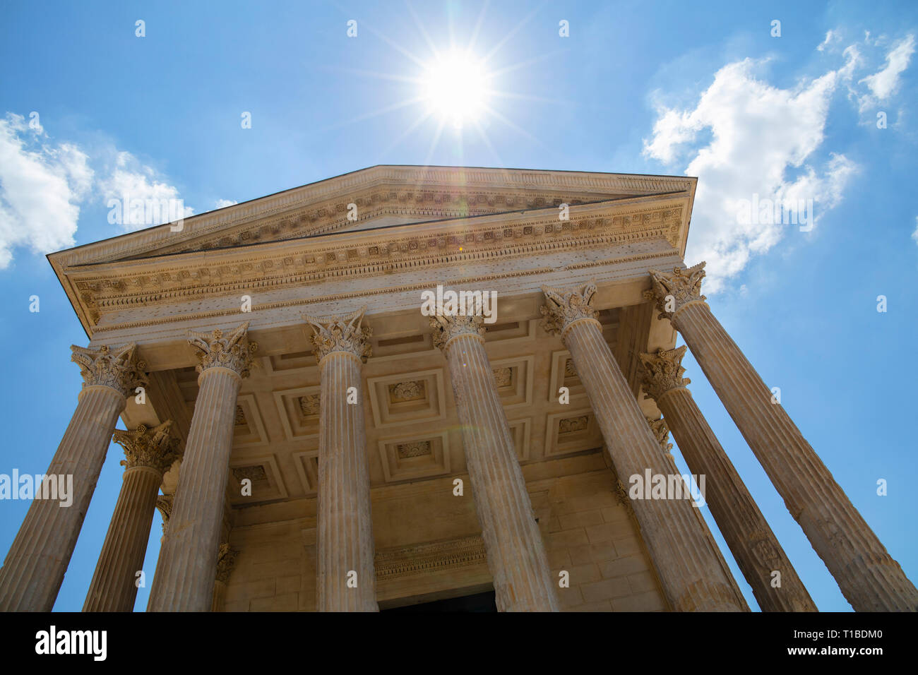 Vorderansicht des Maison Carree (quadratisches Haus), alte Gebäude in Nimes, Frankreich, einer der besten antiken römischen Tempel Fassaden, niedrigen Winkel beibehalten Stockfoto