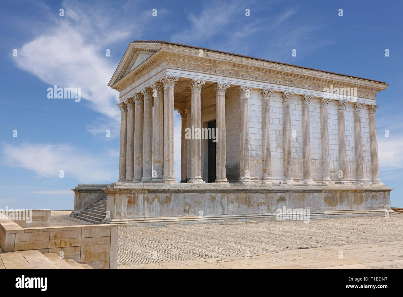 Seitenansicht des Maison Carree (quadratisches Haus), alte Gebäude in Nîmes, Provence, Südfrankreich, eine der am besten erhaltenen antiken römischen Tempel, hist Stockfoto