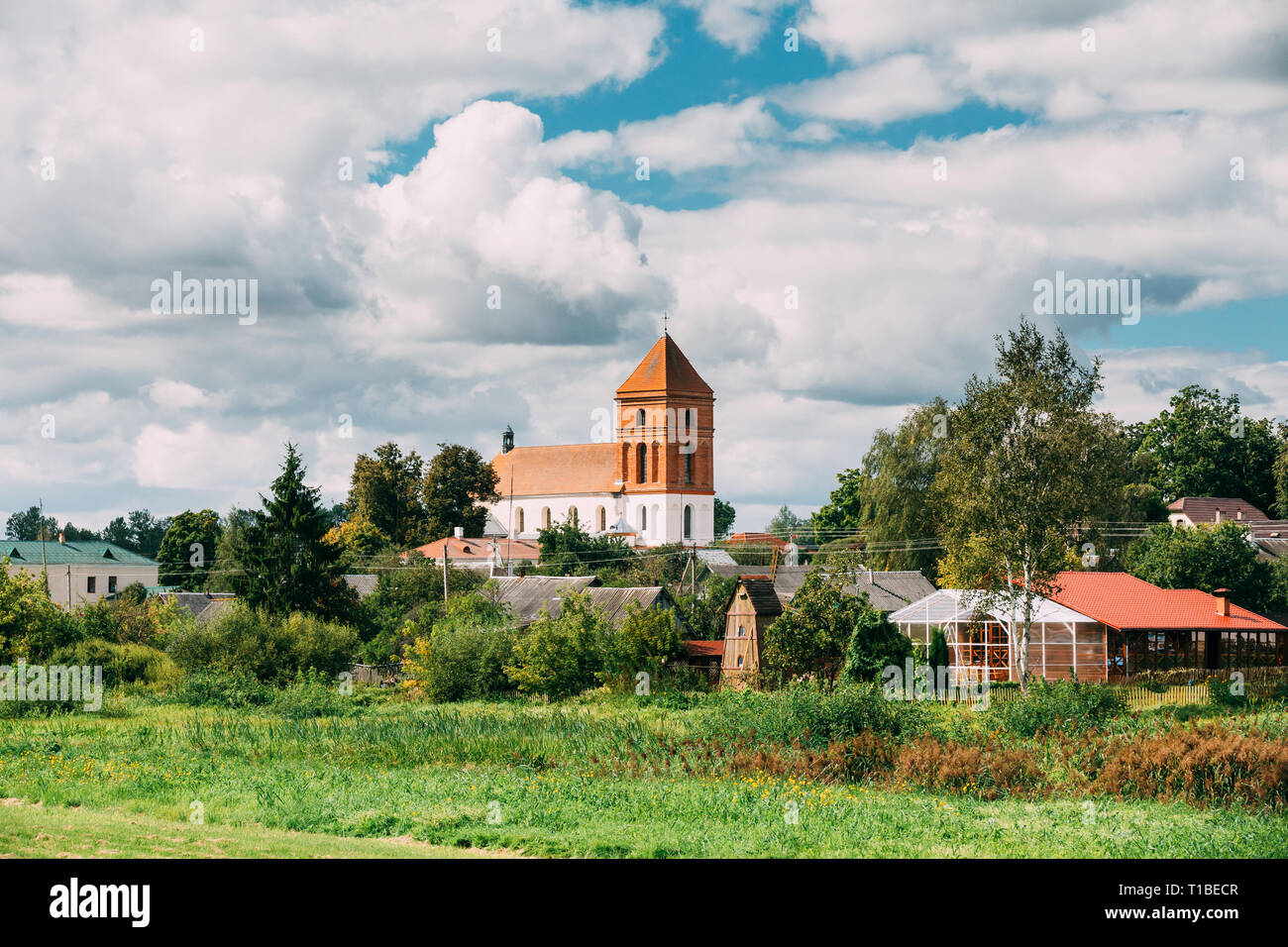 Mir Belarus Landschaft Der Hauser Des Dorfes Und Saint Nicolas Romisch Katholische Kirche In Mir Belarus Das Wahrzeichen Der Stadt Historische Architektonische Und Cultu Stockfotografie Alamy
