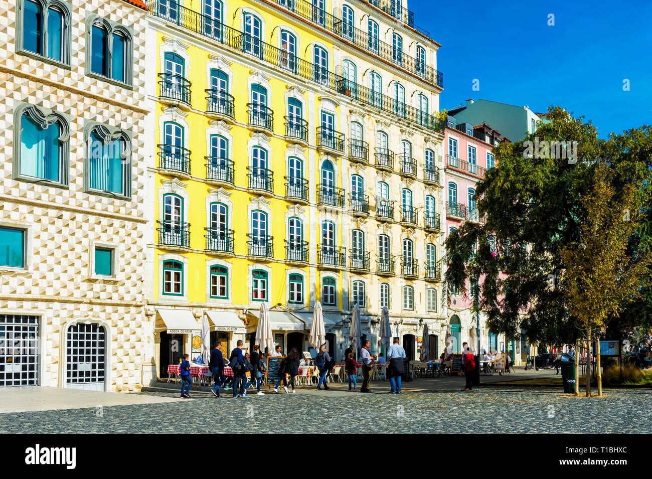 Casa Dos Bicos und Street Scene, Alfama, Lissabon, Portugal Stockfoto