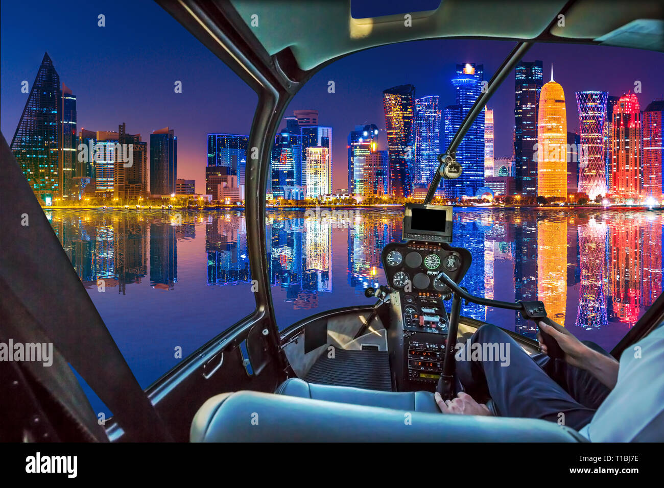 Helicopter Cockpit Innenraum über Doha Bucht Hafen mit malerischen Skyline am Blauen Stunde reflektieren fliegen. Nachtleben in Doha am Wasser Meer. Katar Stockfoto