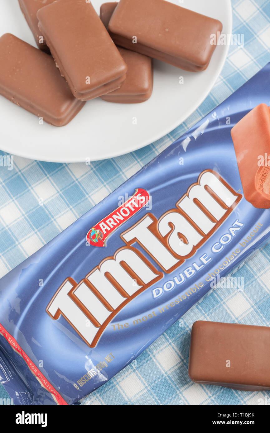 Tim Tams eine populäre Marke Creme gefüllt mit Schokolade überzogene Keks von Arnott's Kekse Limited in Australien Stockfoto