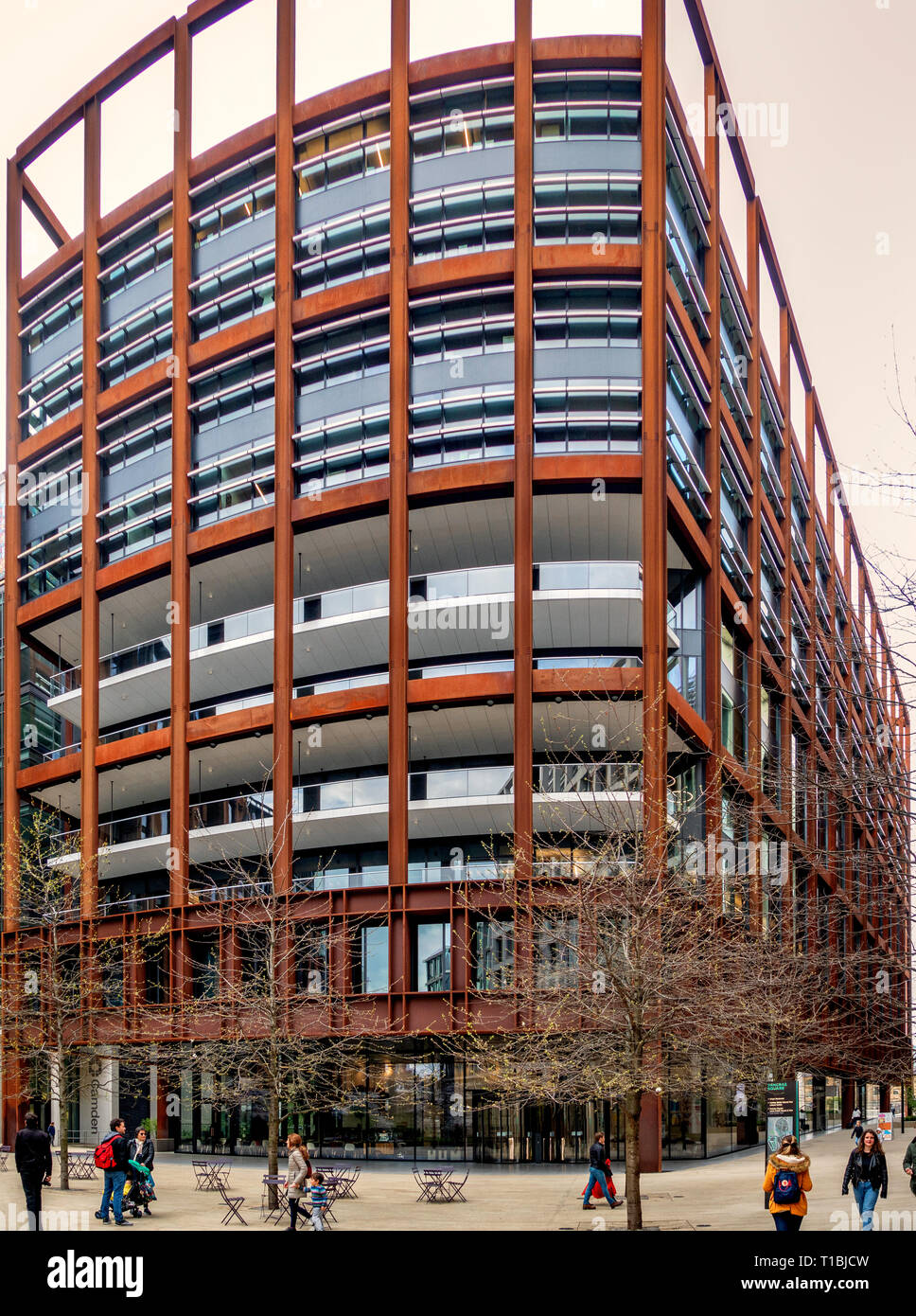 Universal Music neue Londoner Büro an vier Pancras Square, Kings Cross, London konstruiert als vorgefertigte Verwitterung Stahl Stockfoto