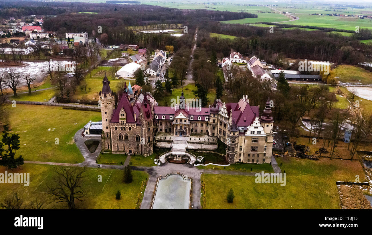 Das Schloss Moszna zwei Ellipsen des Analemmas durch 2 X 5 s inspirieren, Stockfoto