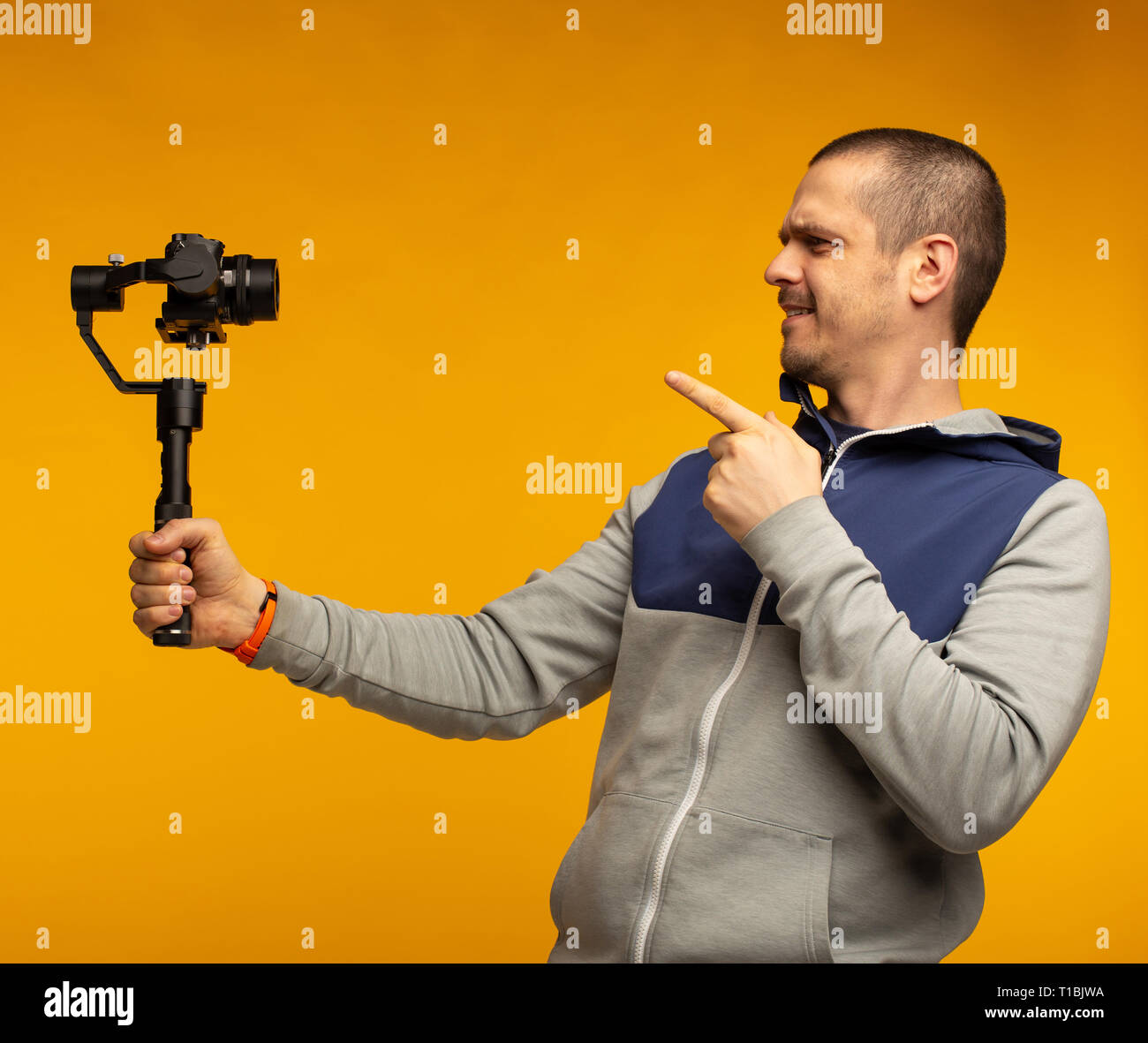 Mann video blogger Aufnehmen von Video- und etwas sagen, für sein Publikum Stockfoto
