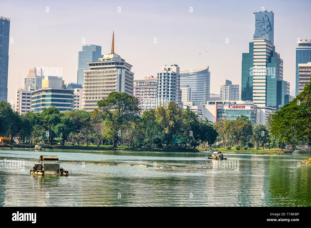 Dieses einzigartige Bild zeigt im Vordergrund das Lumpini Park in Bangkok. Im Hintergrund sieht man die Skyline von Bangkok. Die grüne Oase der bangko Stockfoto