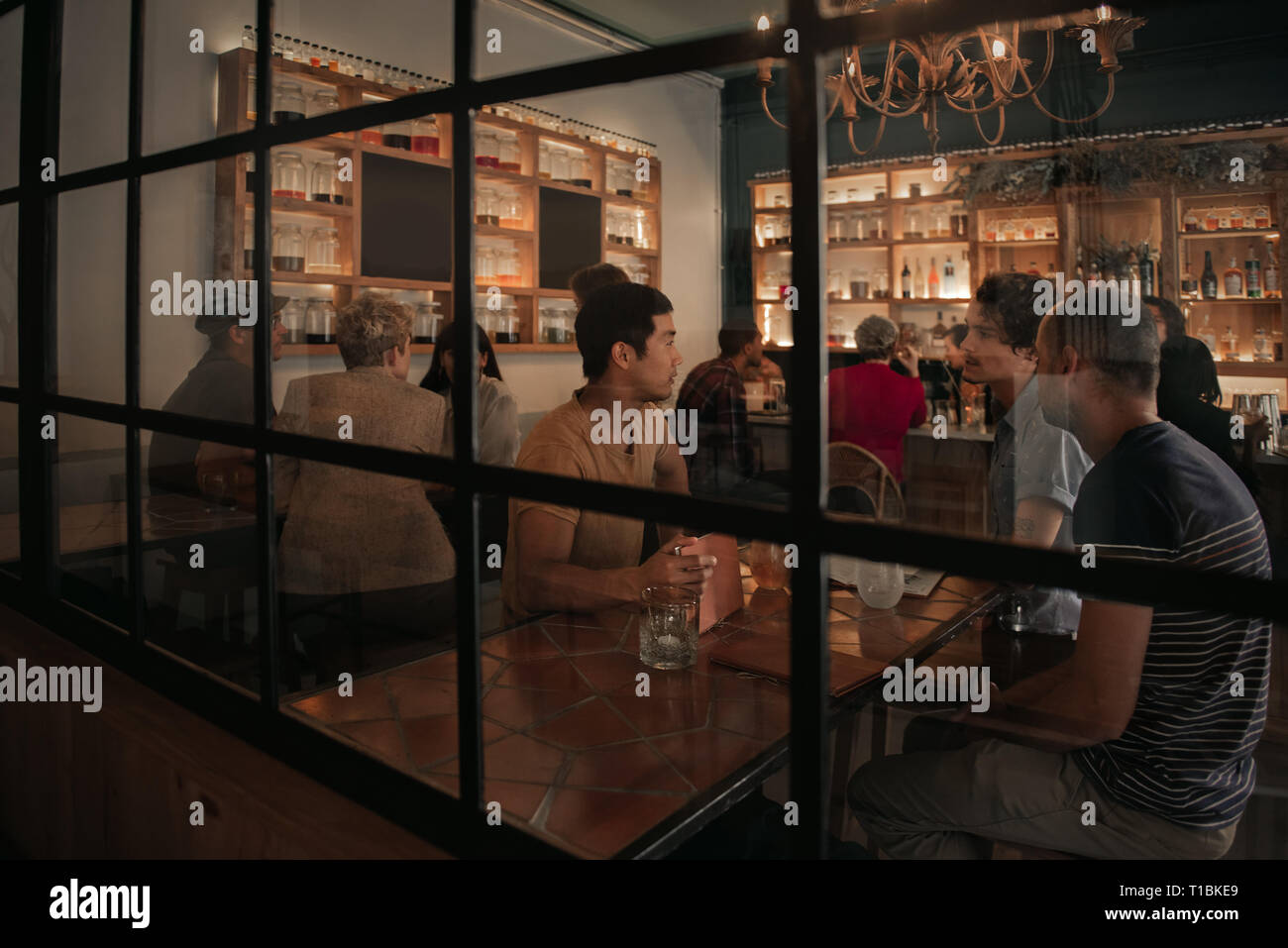 Junge Freunde Bestellung von Getränken in einer angesagten Bar in der Nacht Stockfoto