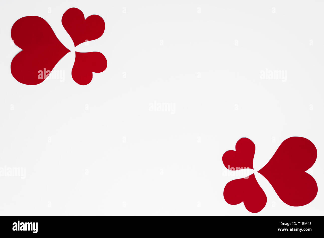 Romantisch und einfache Muster aus roten Herzen wie Klee für Glück angeordnet, auf weißem Hintergrund mit Kopie Raum für Happy Valentines Grüße. Mutter Stockfoto