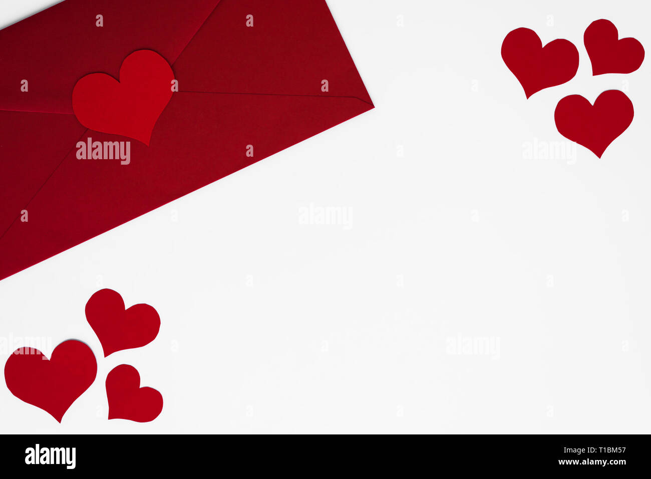 Konzept der Liebe Brief im Umschlag. Romantisch roten Herzen auf weißem Hintergrund als Rahmen für die Kopie. Happy Valentines. Mütter oder Frauen Tag das Stockfoto