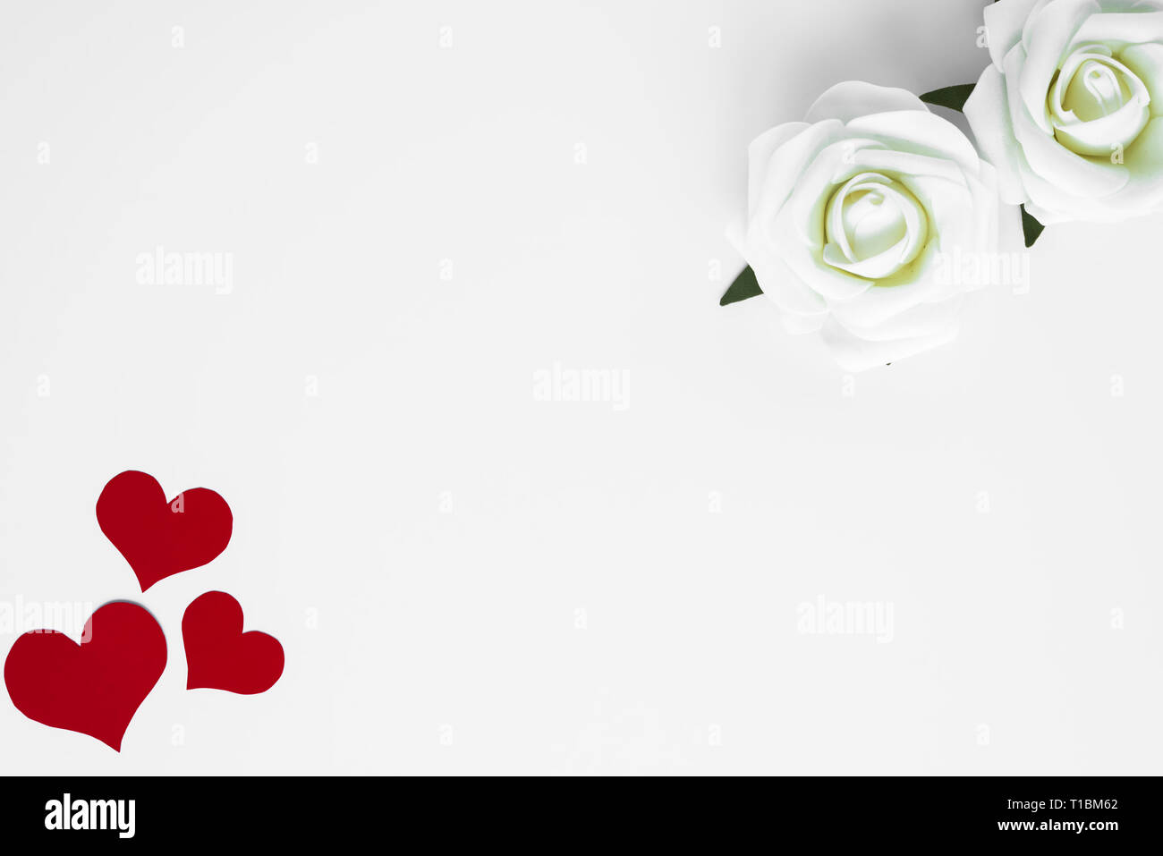 Romantisch und minimalistisch aus roten Herzen und reinen weißen Rosen auf weißem Hintergrund mit Kopie Raum für Happy Valentines Grüße eingestellt. Mütter oder W Stockfoto