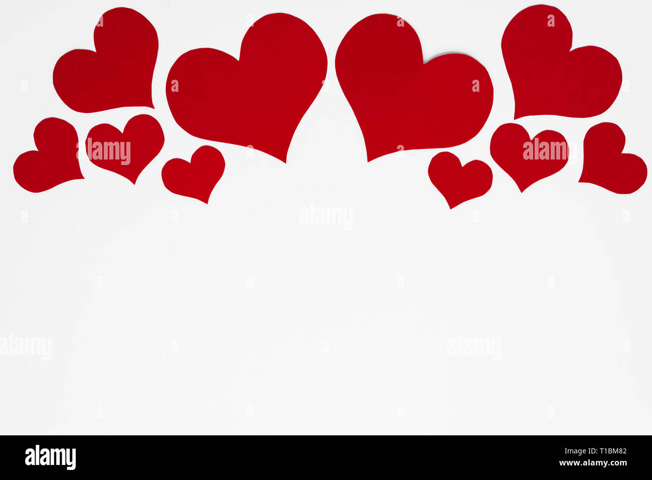Romantische Papier roten Herzen auf weißem Hintergrund als symmetrische oberen Rahmen für Kopieren. Happy Valentines Grüße. Konzept für Mütter oder Frauen b Stockfoto