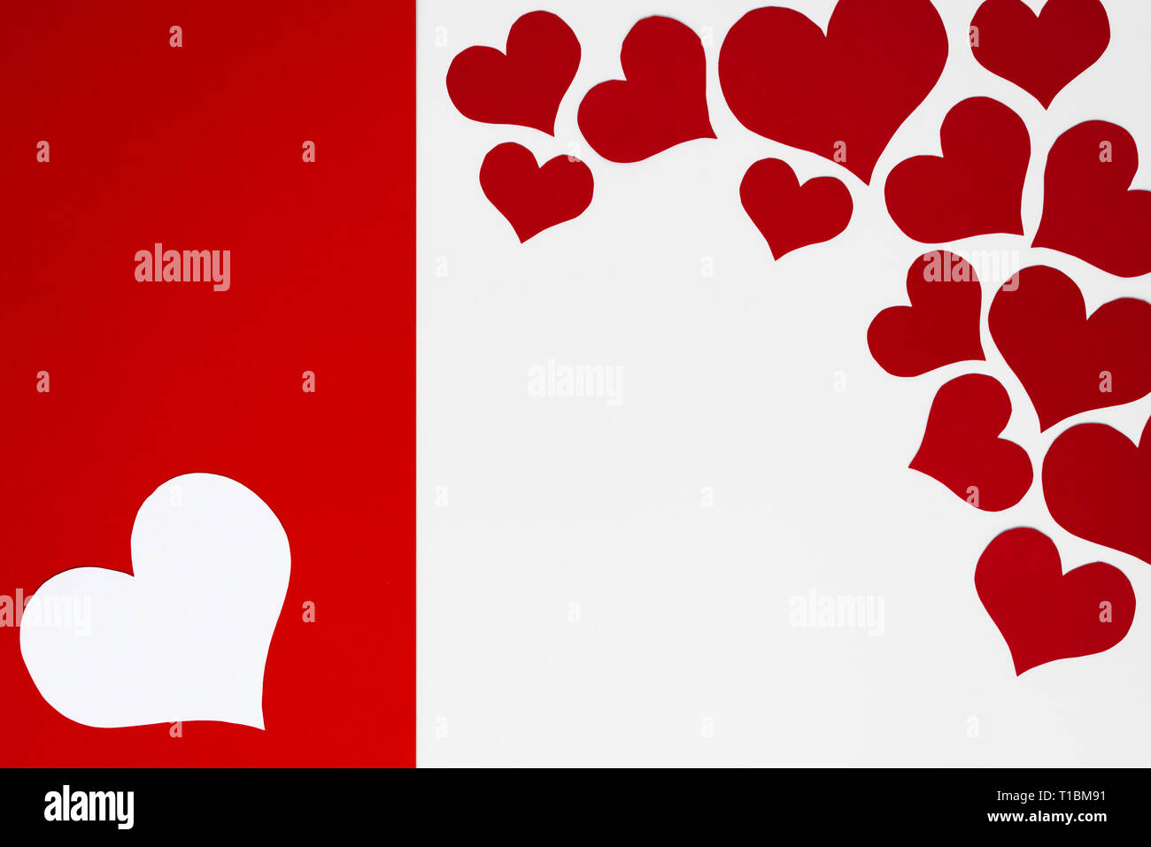 Romantisch roten und weißen Herzen auf zwei Farben Hintergrund als Rahmen für die Leerzeichen für Happy Valentines Grüße. Konzept für Mütter oder Frauen Tag ca Stockfoto