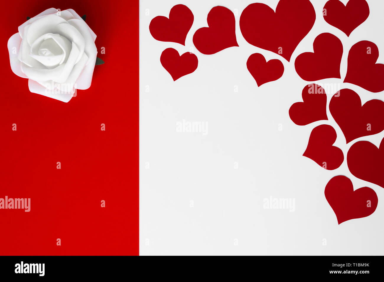 Blick von oben auf die romantische Dekoration von Herz und Rose auf rotem und weißem Hintergrund als Rahmen für die Kopie. Happy Valentines. Mütter oder Frauen b Stockfoto