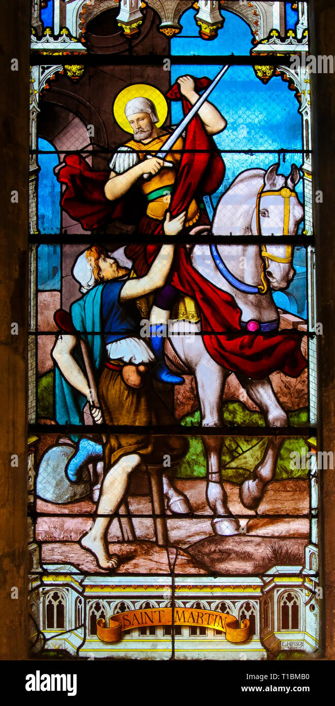 Glasmalereien in der Kirche von St. Severin, Latin, Paris, Frankreich, Darstellung der hl. Martin von Tours, ein Stück Mantel mit einem Bettler Stockfoto