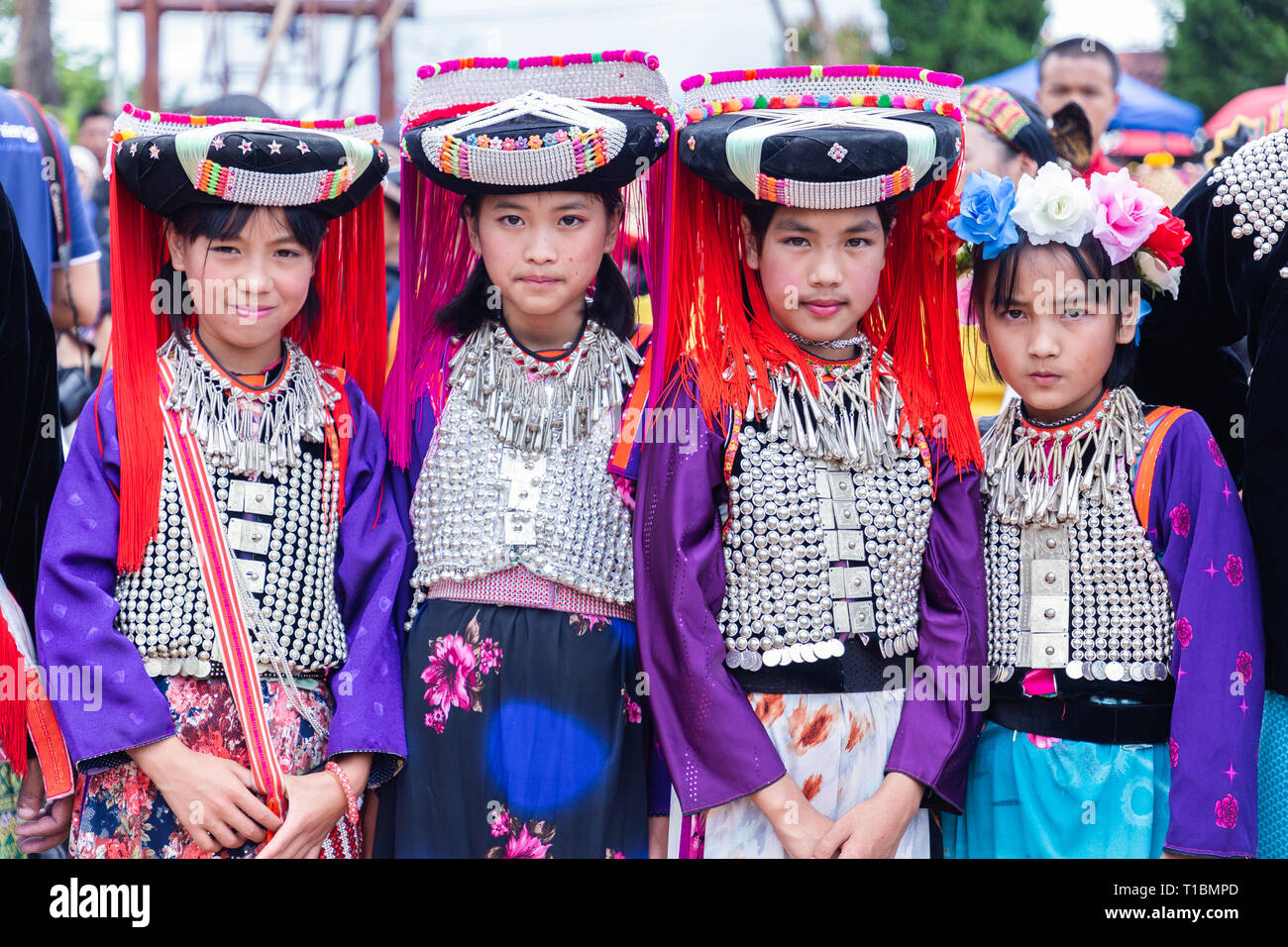 Lisu-Stamm jugendliche Mädchen trägt traditionelle tribal Kleidung mit schwarzen runden Lisu Kopfschmuck. Stockfoto
