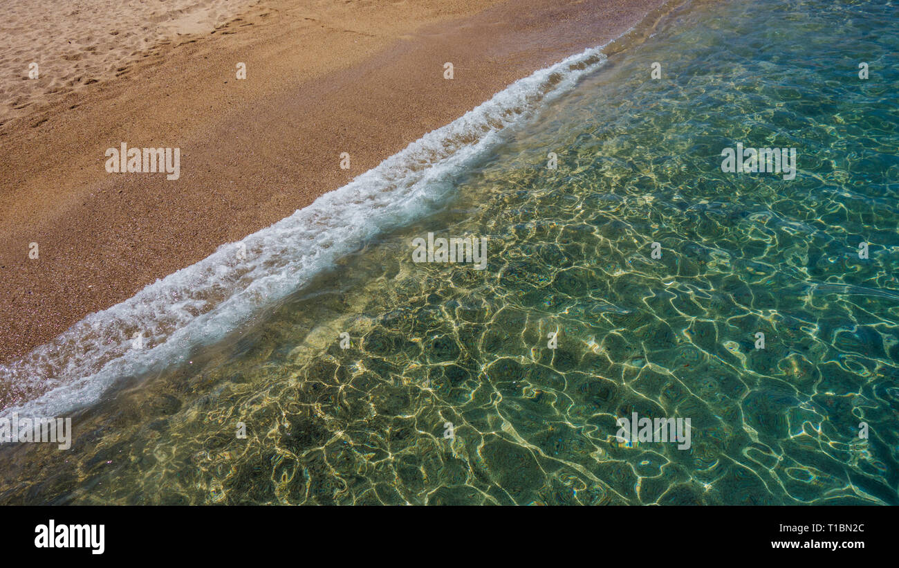 Strand mit Sand und Meer Stockfoto