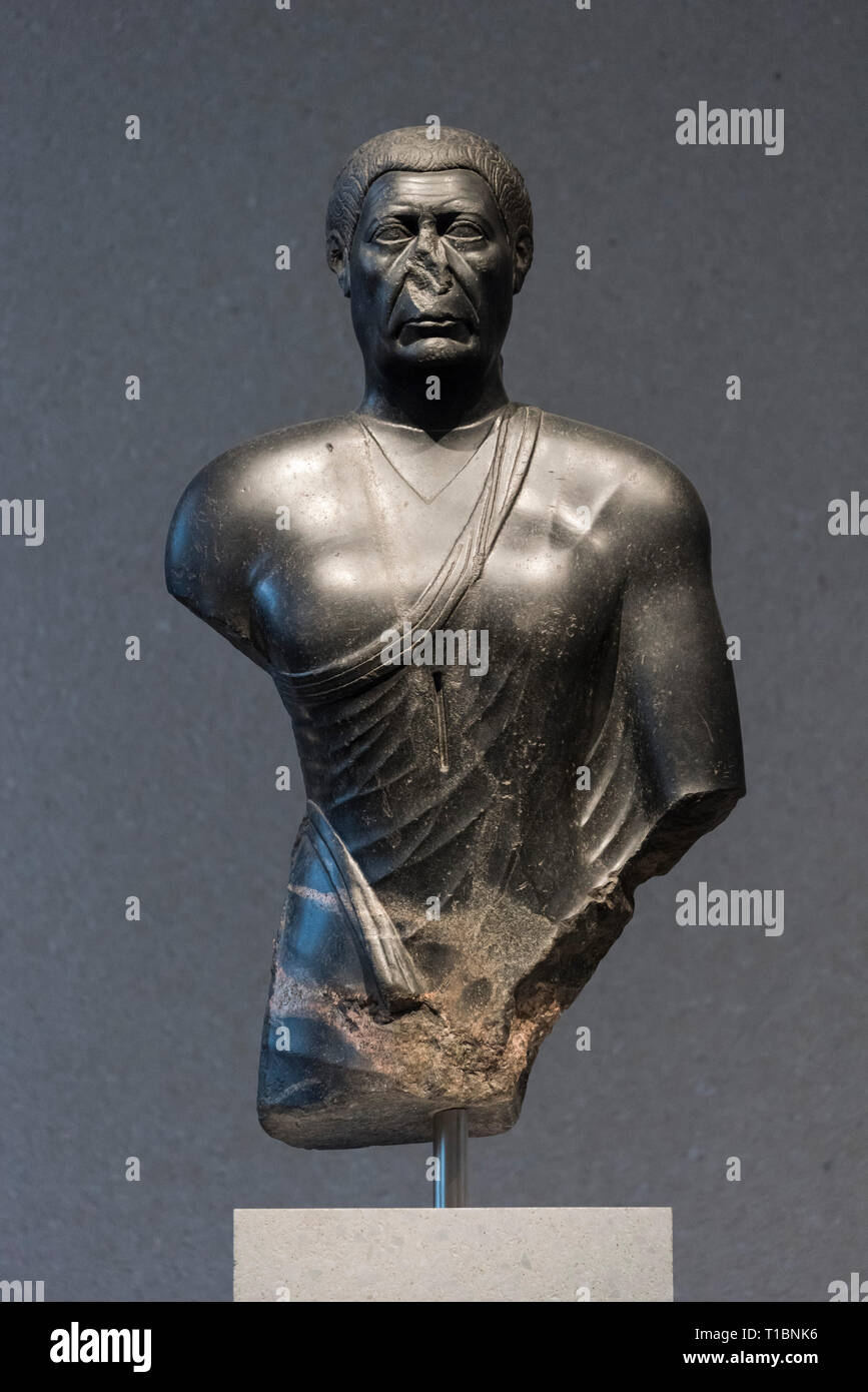 Berlin. Deutschland. Ägyptische Statue von Hor-sa-Tutu, Oberbefehlshaber der Truppen in Unterägypten, Neues Museum. Späte Ptolemäerzeit. 150-50 BC. Überarbeitet Stockfoto