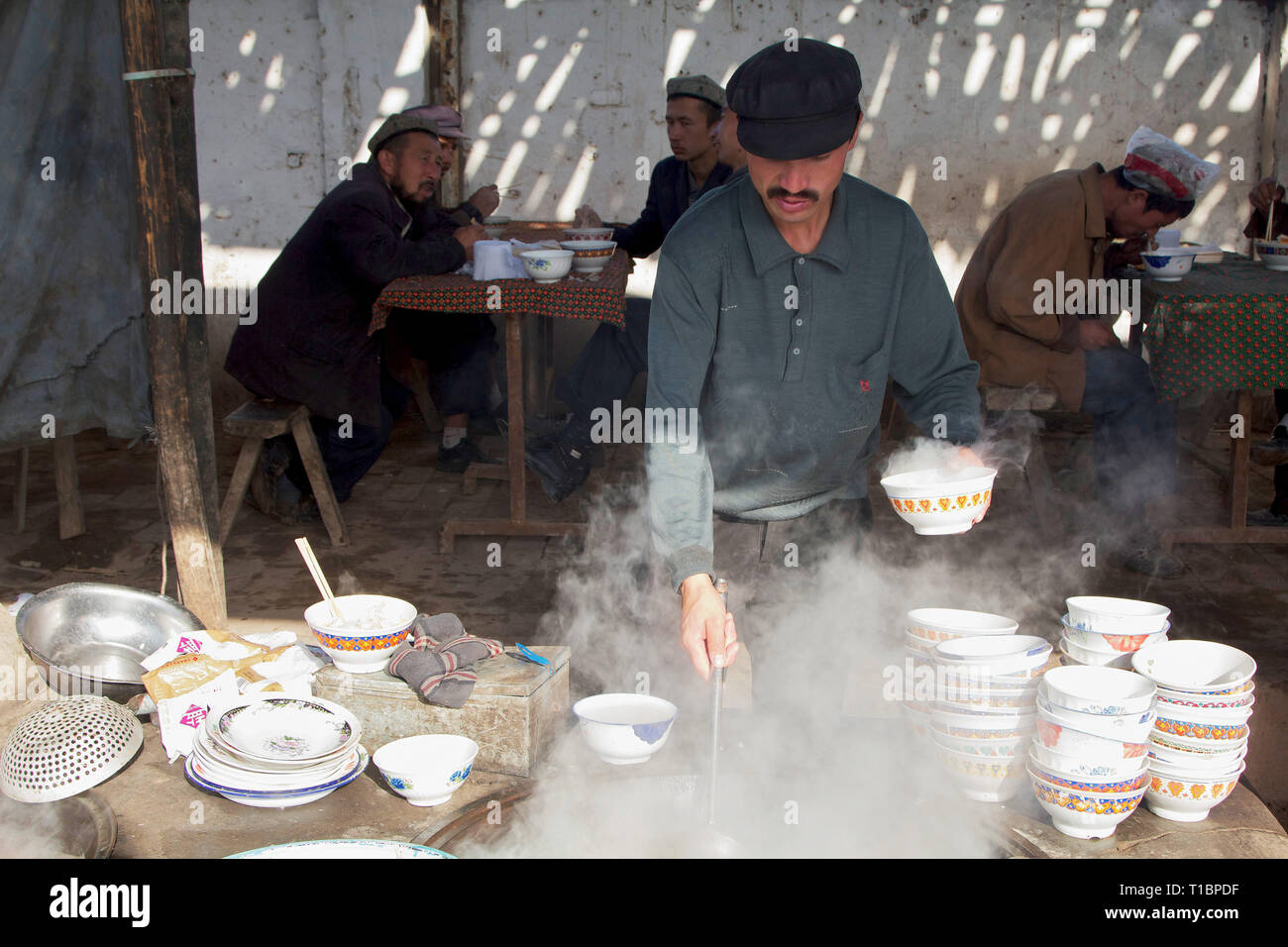 Food Court am Kashgar Sunday Market. Kashgar, Autonome Region Xinjiang, China. Stockfoto