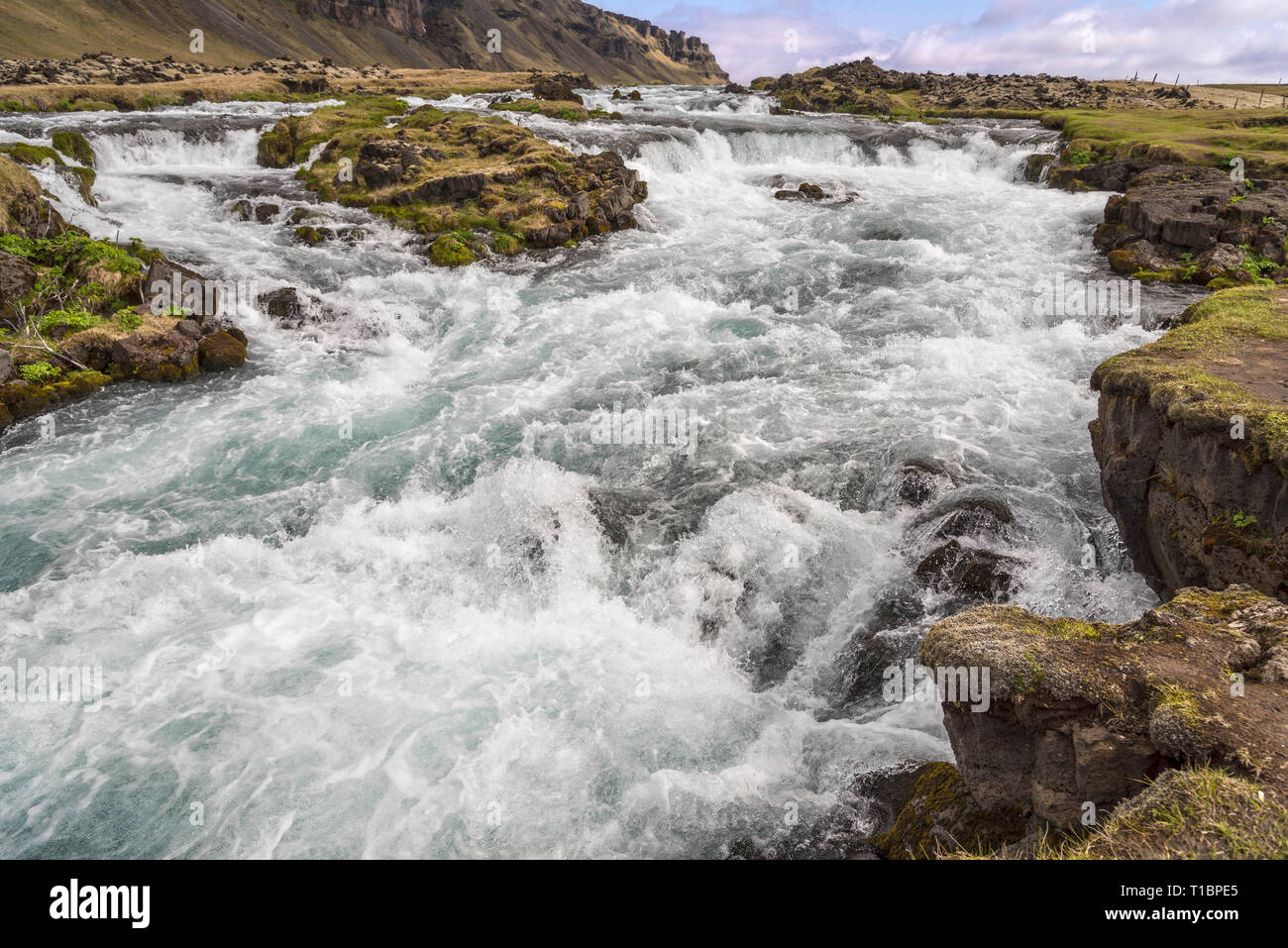 Stromschnellen und kleinen Wasserfällen auf der Fossálar River im Süden Islands. Stockfoto