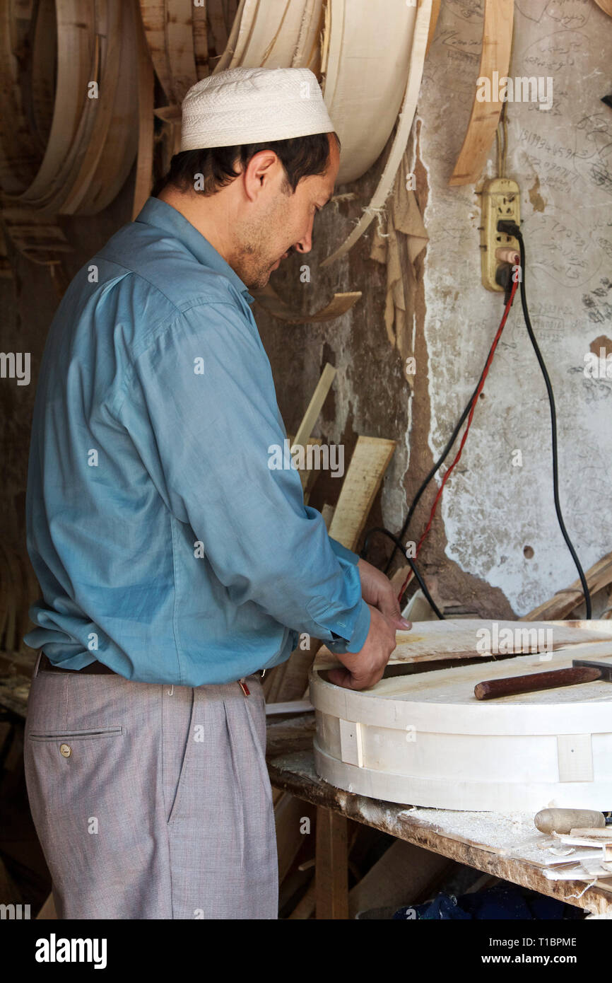 Ein uigurischer Mann, der Bambus-Dampfkorb macht. Kashgar Altstadt, Xinjiang Autonome Region, China. Stockfoto