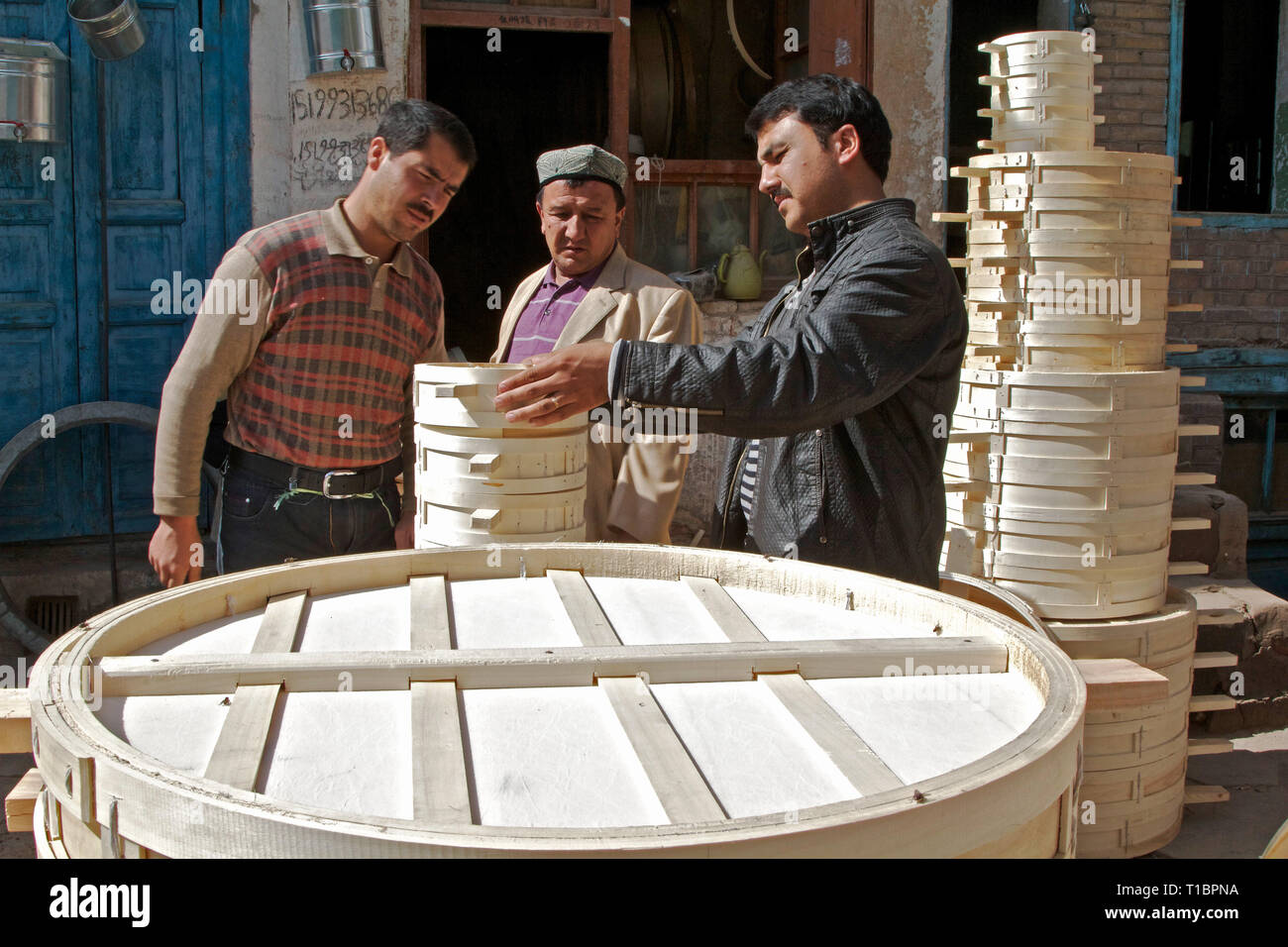 Außerhalb Korb Werkstatt, Verkauf Bambus Dampfaufsätze. Kashgar Altstadt, Xinjiang Autonome Region, China. Stockfoto