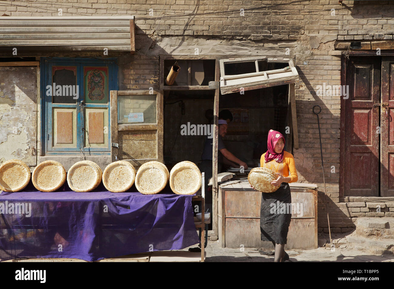Außerhalb der uigurischen Bäckerei in der Altstadt von Kashgar, Xinjiang Autonome Region, China. Stockfoto