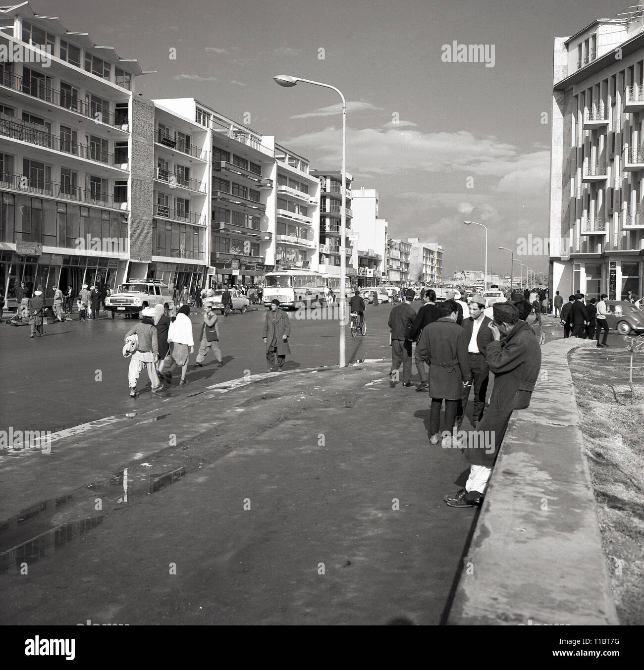 1960 Afghanistan Aussicht Uber Eine Strasse In Der Hauptstadt Von Kabal Die Afghanische Bevolkerung Und Gebaude Stockfotografie Alamy