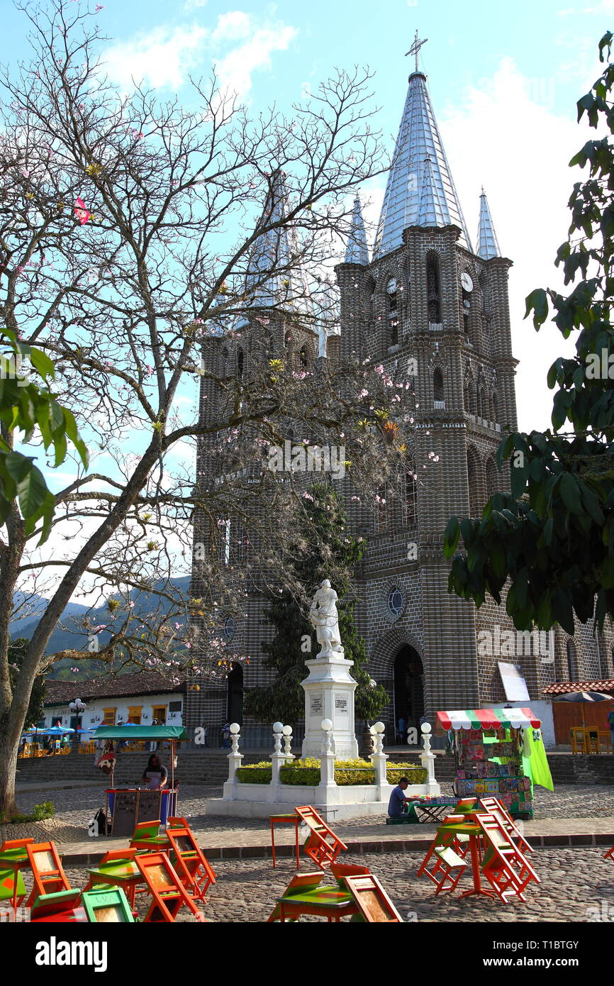 Basilika der Unbefleckten Empfängnis Kirche auf dem Hauptplatz von Jardin, Antioquia Distrikt von Kolumbien, gebaut von Hand-cut Stein im neogotischen Stil Stockfoto