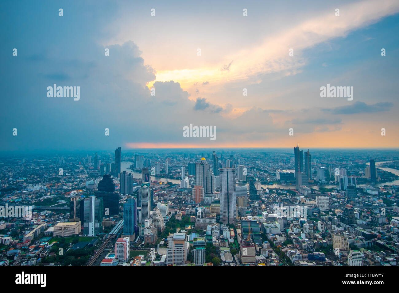 Luftaufnahme von Bangkok Stadtbild mit Skyline während des Sonnenuntergangs. Die Capitalcity von Thailand. Stockfoto