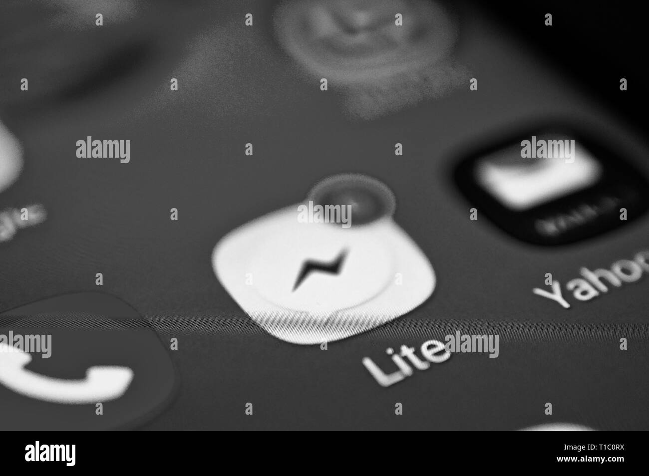 RESEN, Mazedonien. März 25, 2019 - Facebook Messenger lite Symbol auf einem Bildschirm des Smartphones, Monochrome Nahaufnahme Foto flach dof Stockfoto