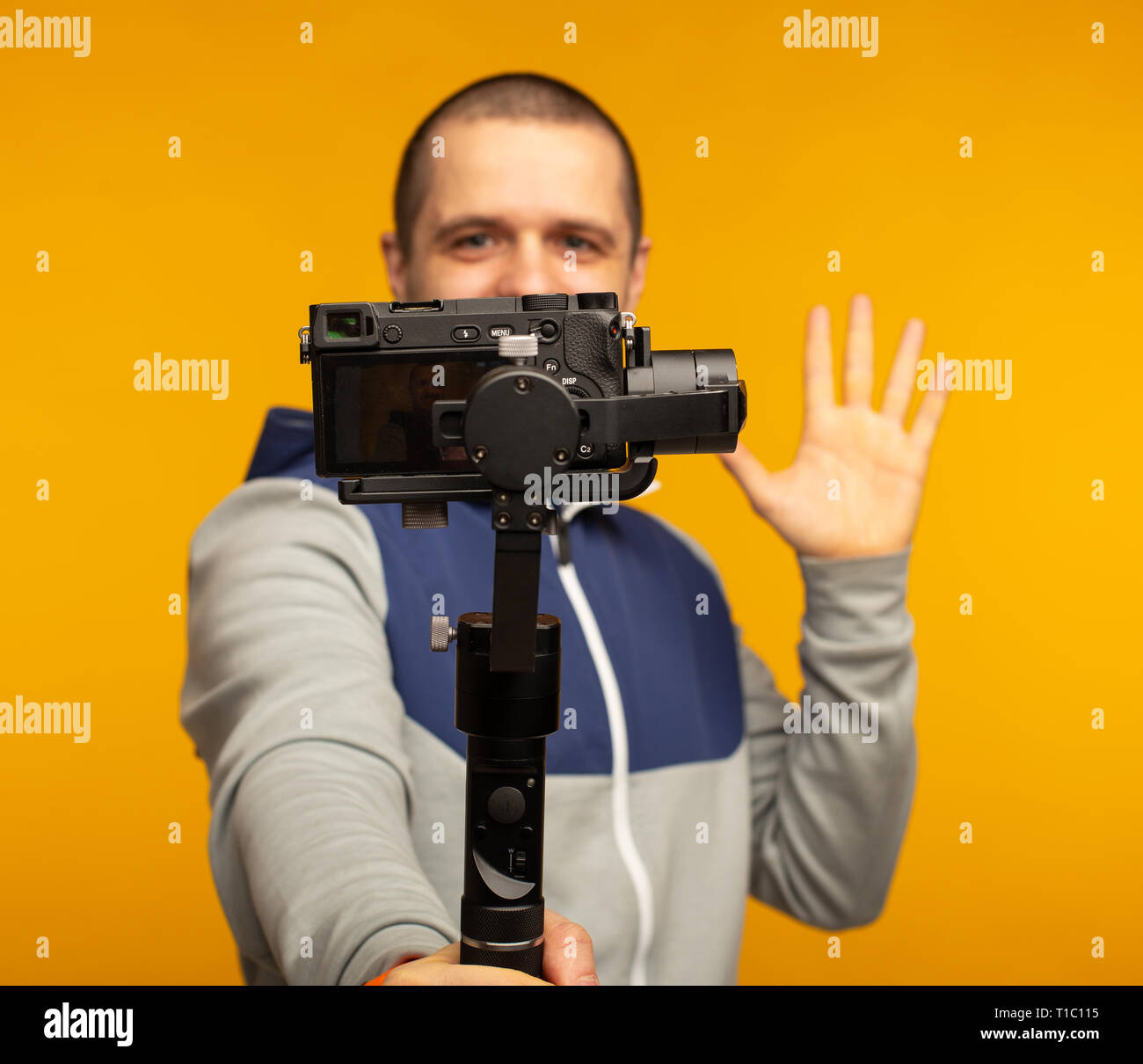 Mann video blogger Dreharbeiten Video über sich selbst Stockfoto