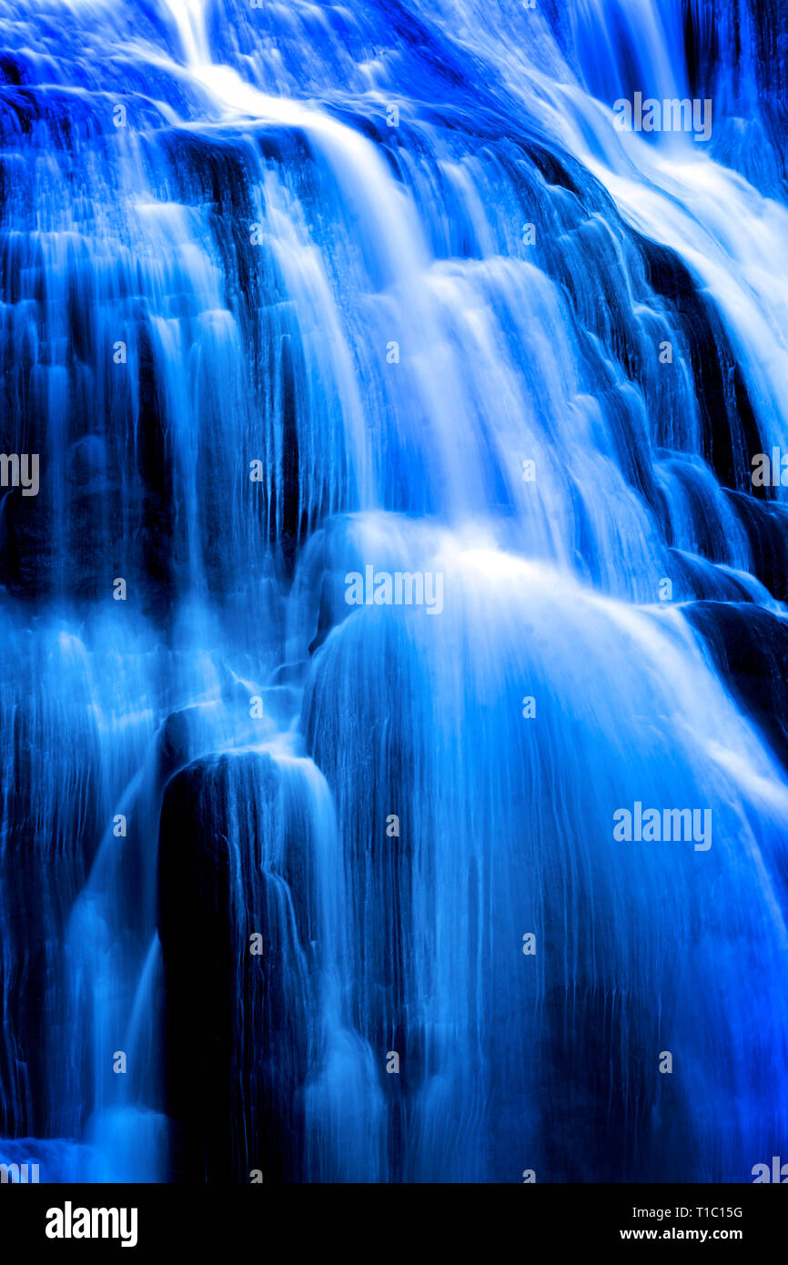 Wasserfall Wasser unten rollende Felsen Fluss unten in einer feinen weichen blur Fluss fließt Stockfoto