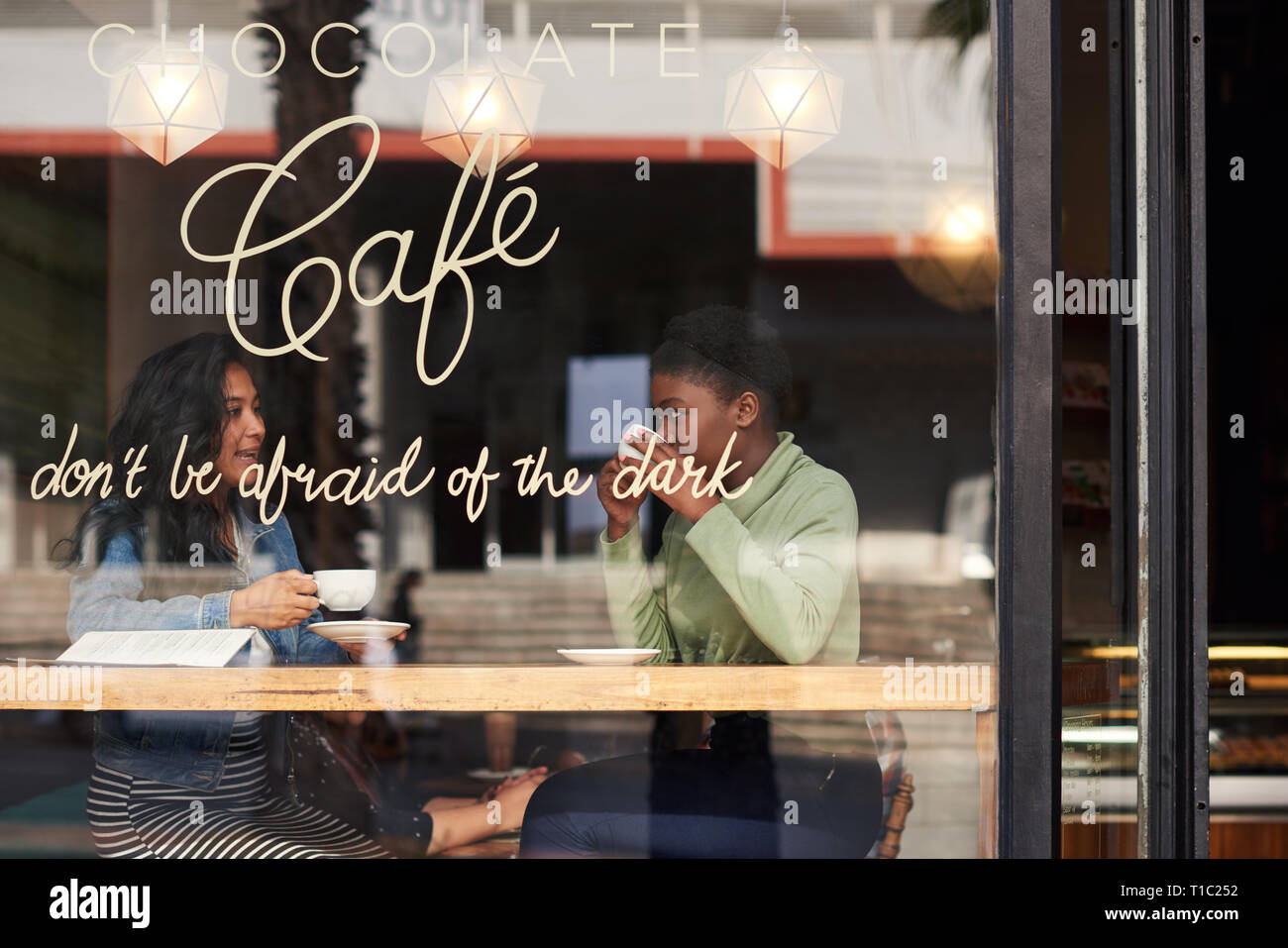 Zwei weibliche Freunde reden über Kaffee in einem Cafe Stockfoto