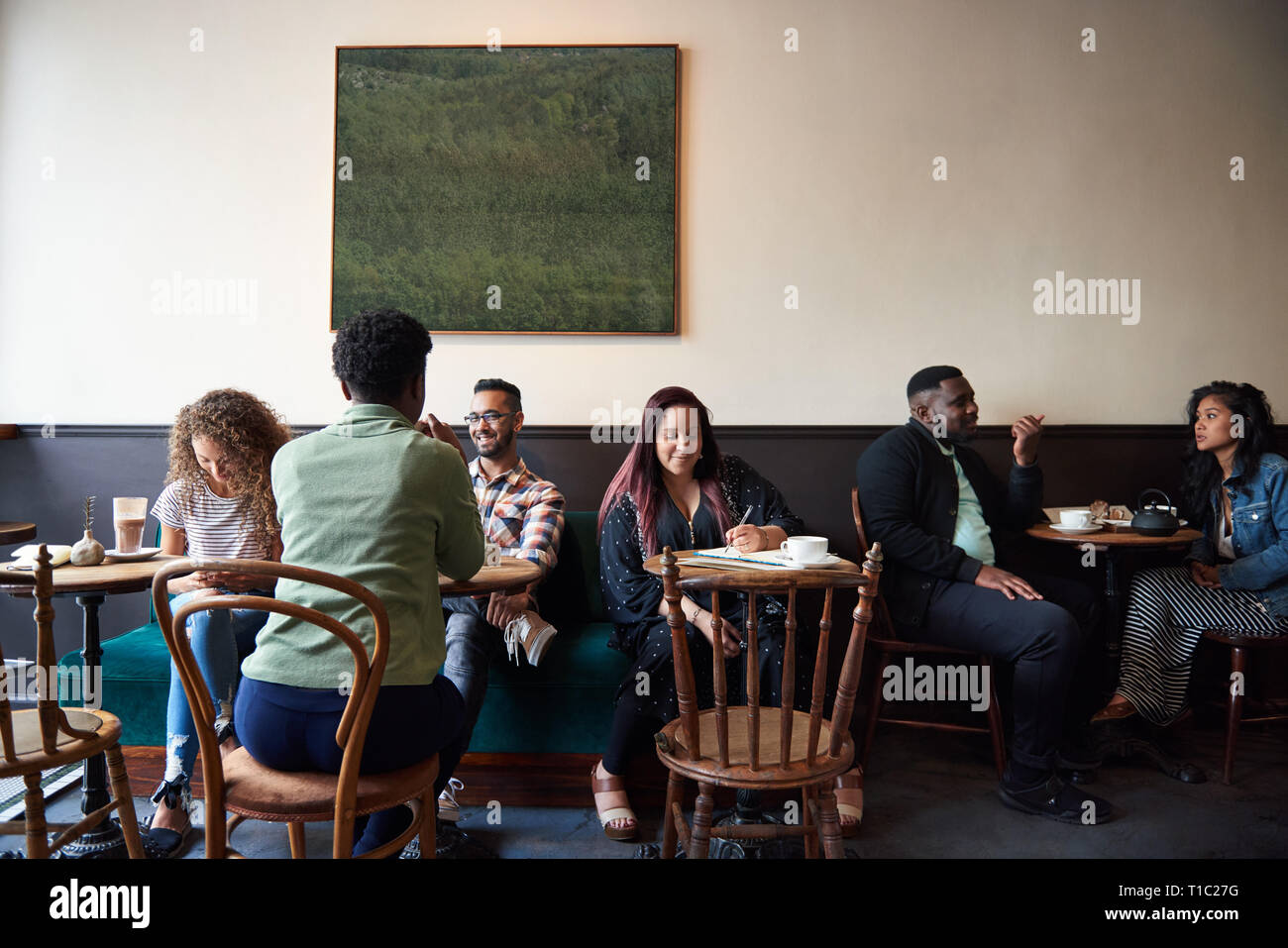Gruppe von diversen Freunden Kaffee trinken zusammen in einem Cafe Stockfoto