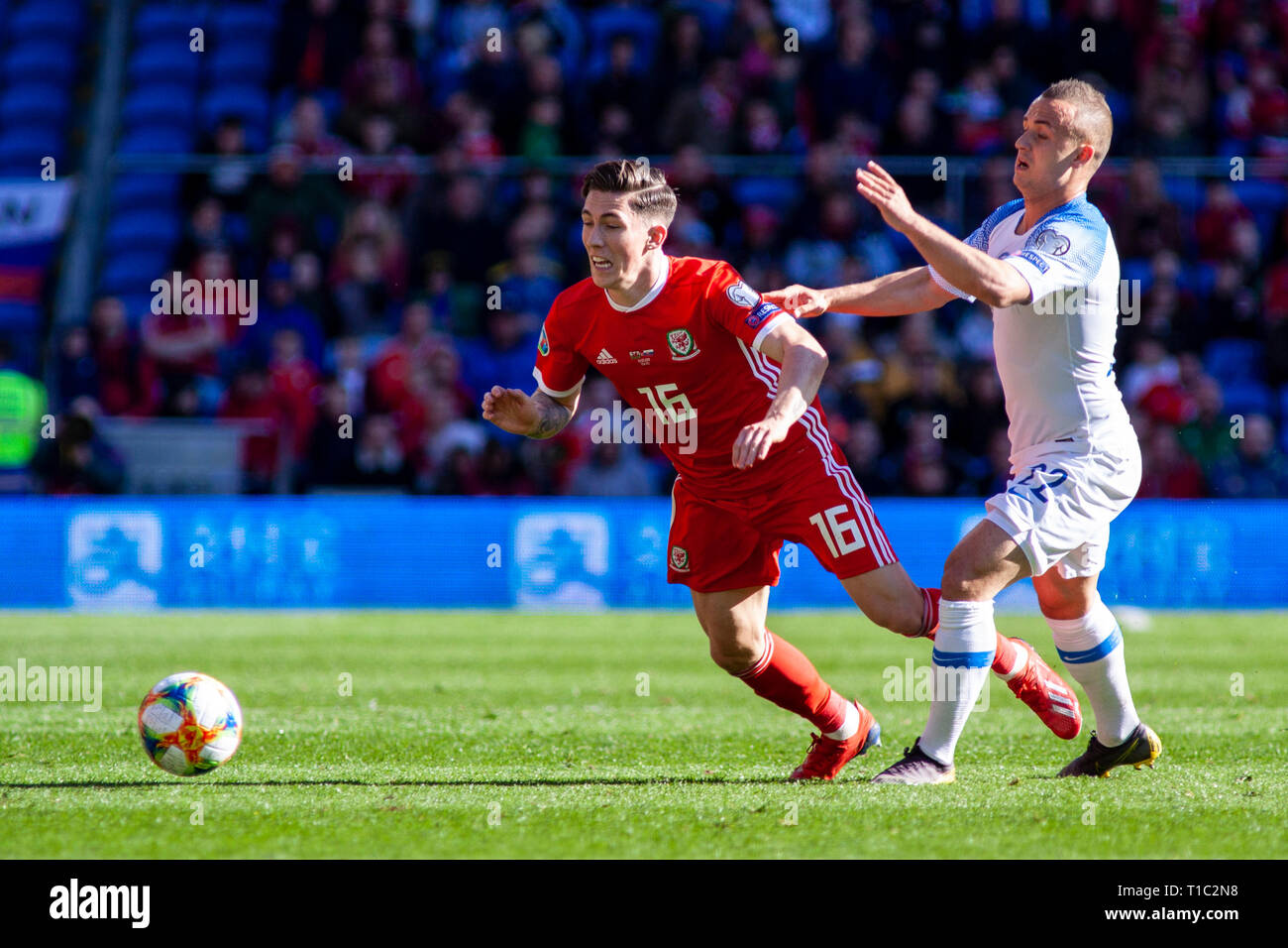 Harry Wilson von Wales ist von Stanislav Lobotka der Slowakei verschmutzt ist. Wales v Slowakei UEFA Euro 2020 Qualifier in Cardiff City Stadium, Stockfoto