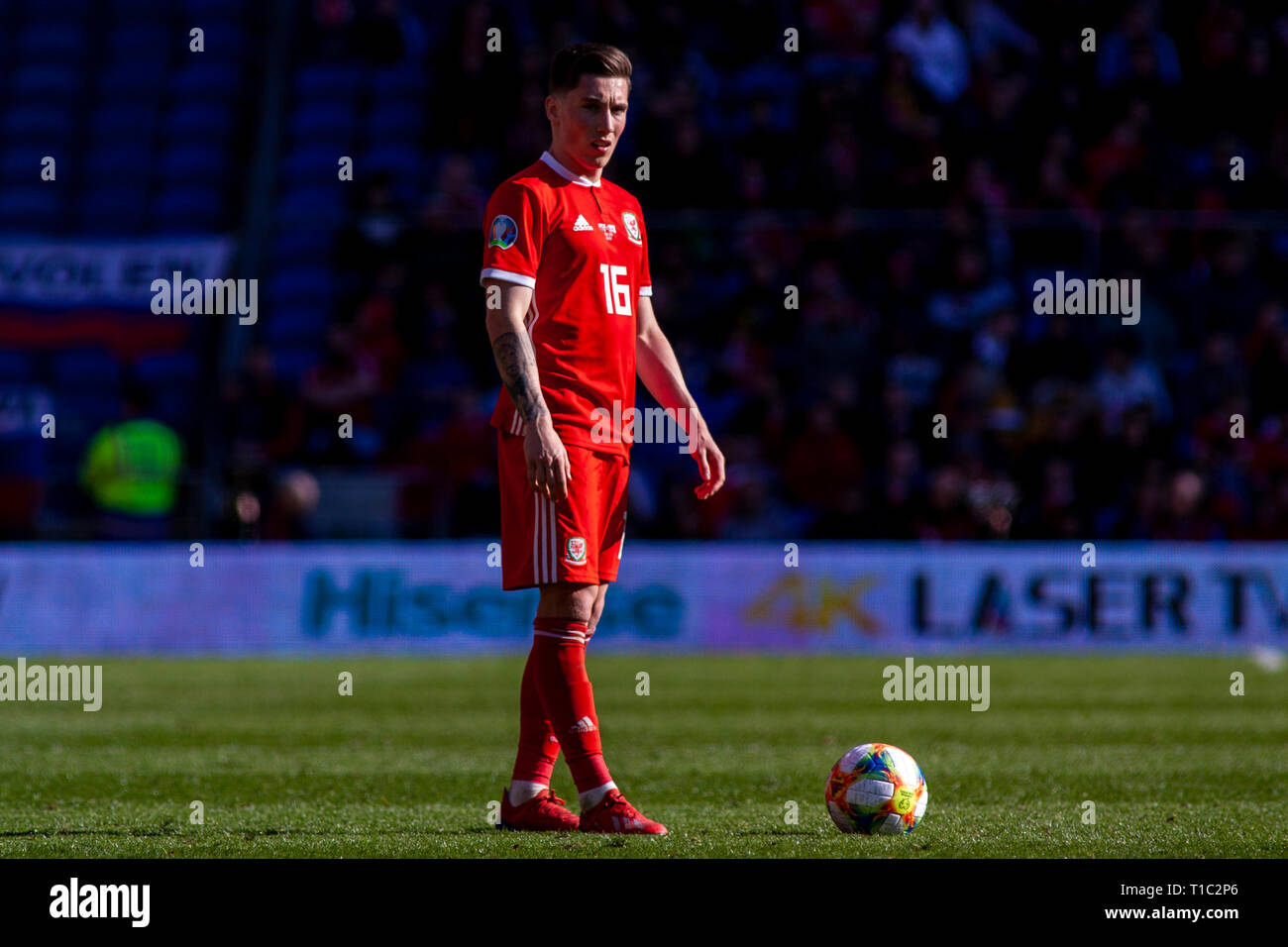 Harry Wilson von Wales nimmt einen Freistoß gegen die Slowakei. Wales v Slowakei UEFA Euro 2020 Qualifier in Cardiff City Stadium, Stockfoto