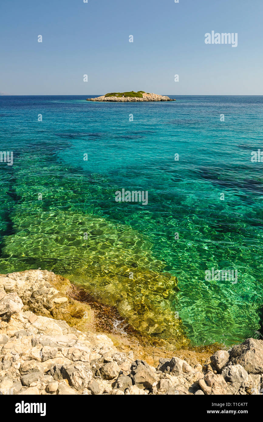 Sommer Landschaft aus Fels Küste und das klare, blaue Meer mit kleinen Insel. Schöne und bunte Meereslandschaft von Urlaub in Griechenland, Zakynthos. Ferienhäuser Stockfoto