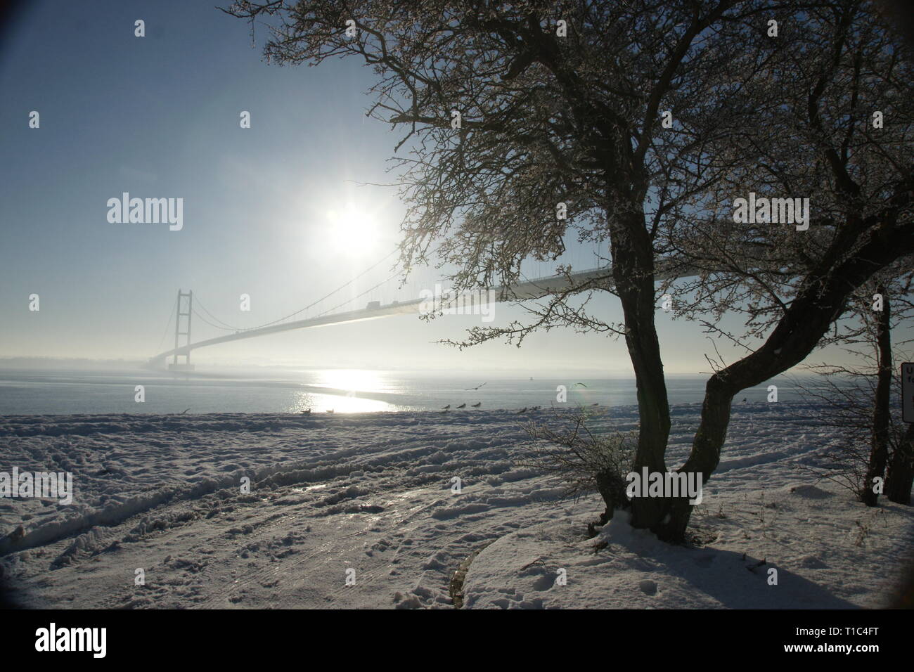 Humber Bridge, single-span Suspension Bridge im Schnee Stockfoto