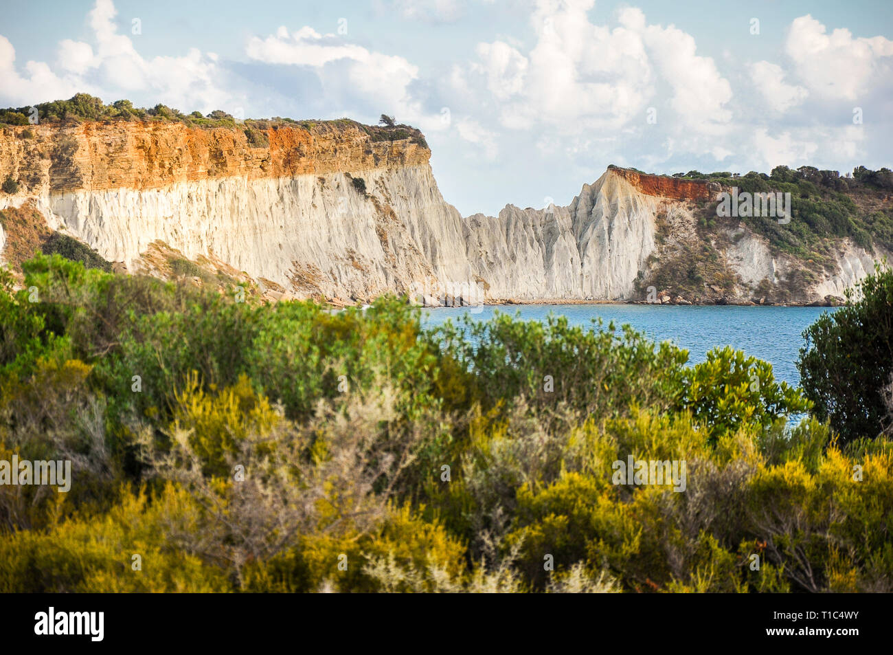 Eine tolle Aussicht aus einer Entfernung auf einen großen Felswand. Bunte Landschaft der schönen mediterranen Natur, mit grünen Bäumen und dem blauen Meer. Stockfoto