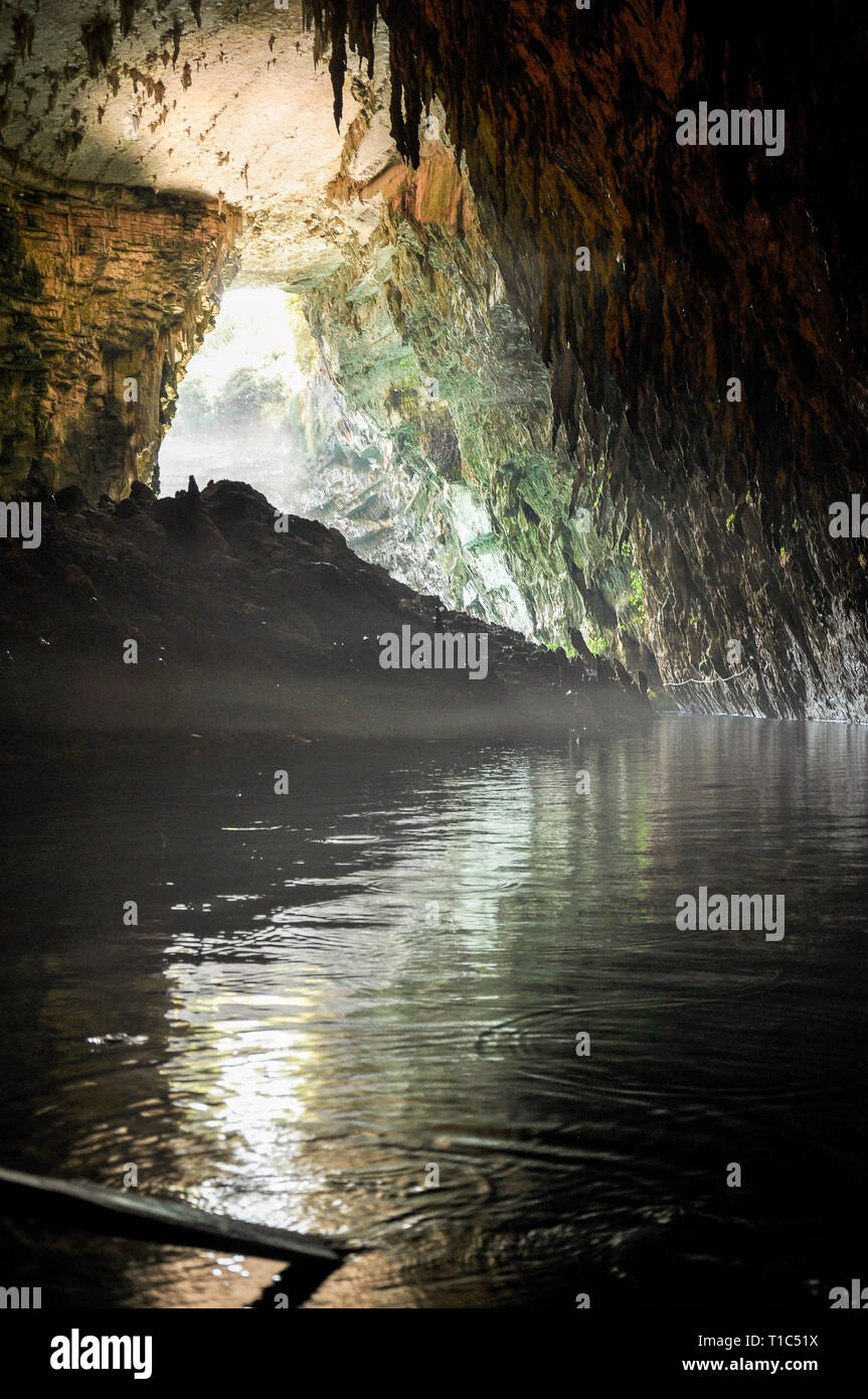 Die schöne Landschaft der Höhle See zwischen Steinmauern. Wunderschöne und geheimnisvolle unterirdische Landschaft. Ferienhäuser. Stockfoto
