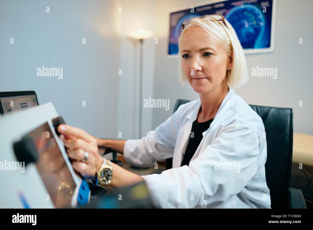 Arzt Frau im Krankenhaus Büro mit Computer-Geräte Stockfoto