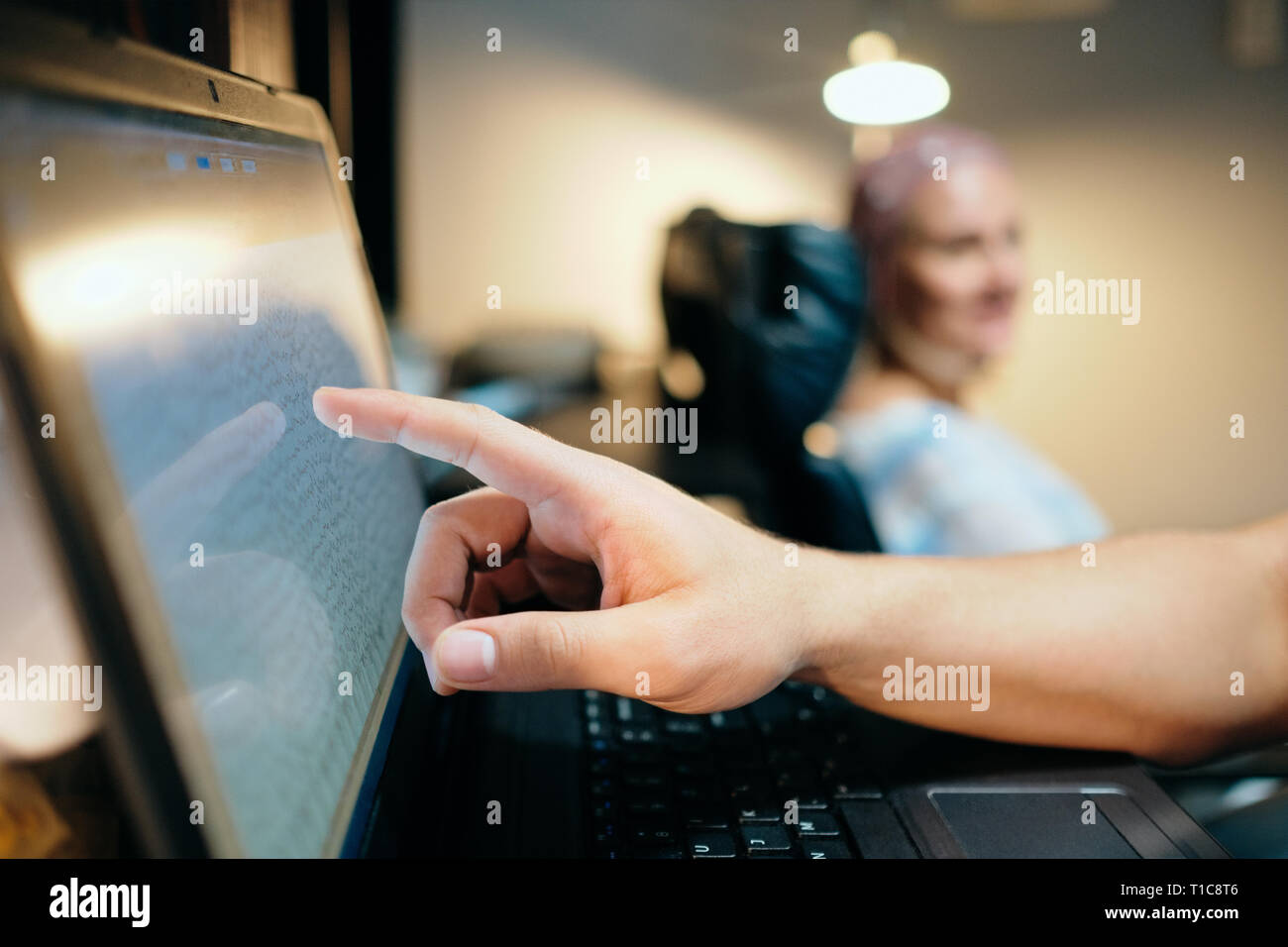 Arzt Tun Gehirn medizinische Prüfung auf Alte Frau im Krankenhaus Stockfoto