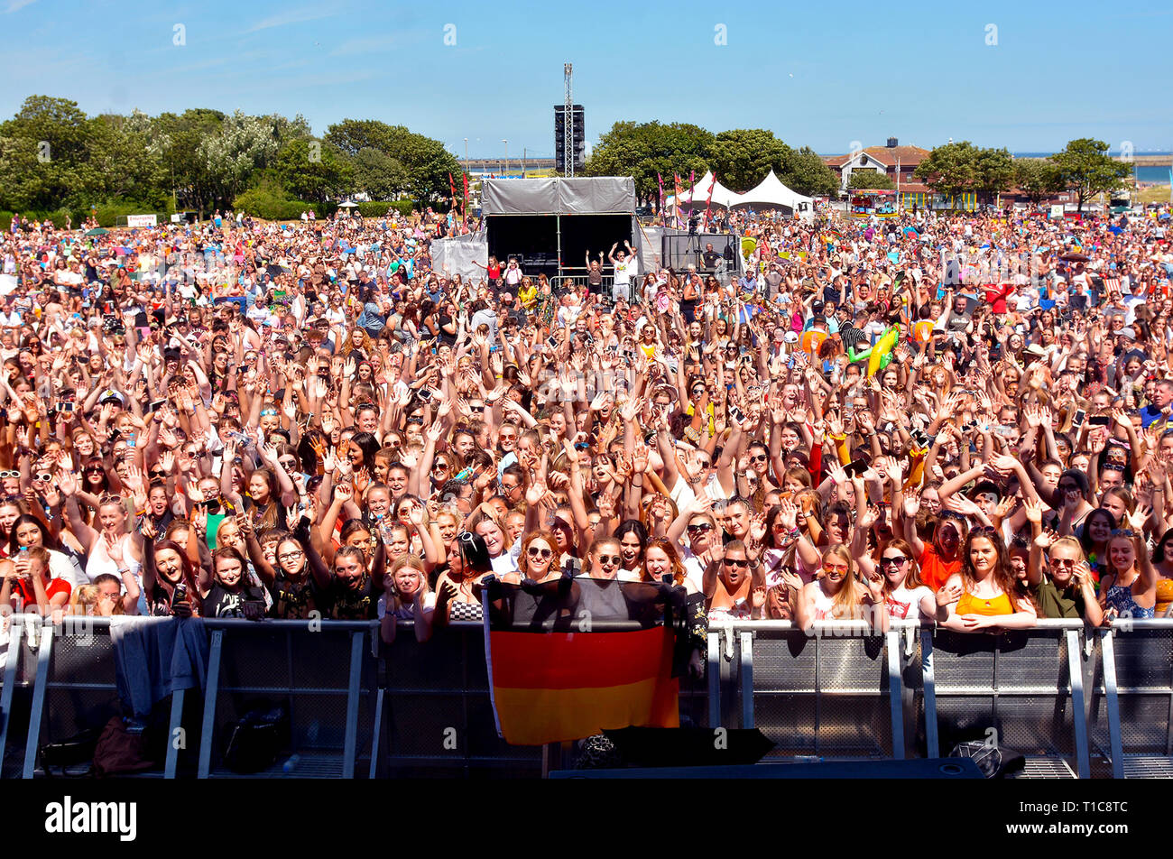 Tausende Musikfans jubeln und singen bei Musikfestivals in England mit Stockfoto