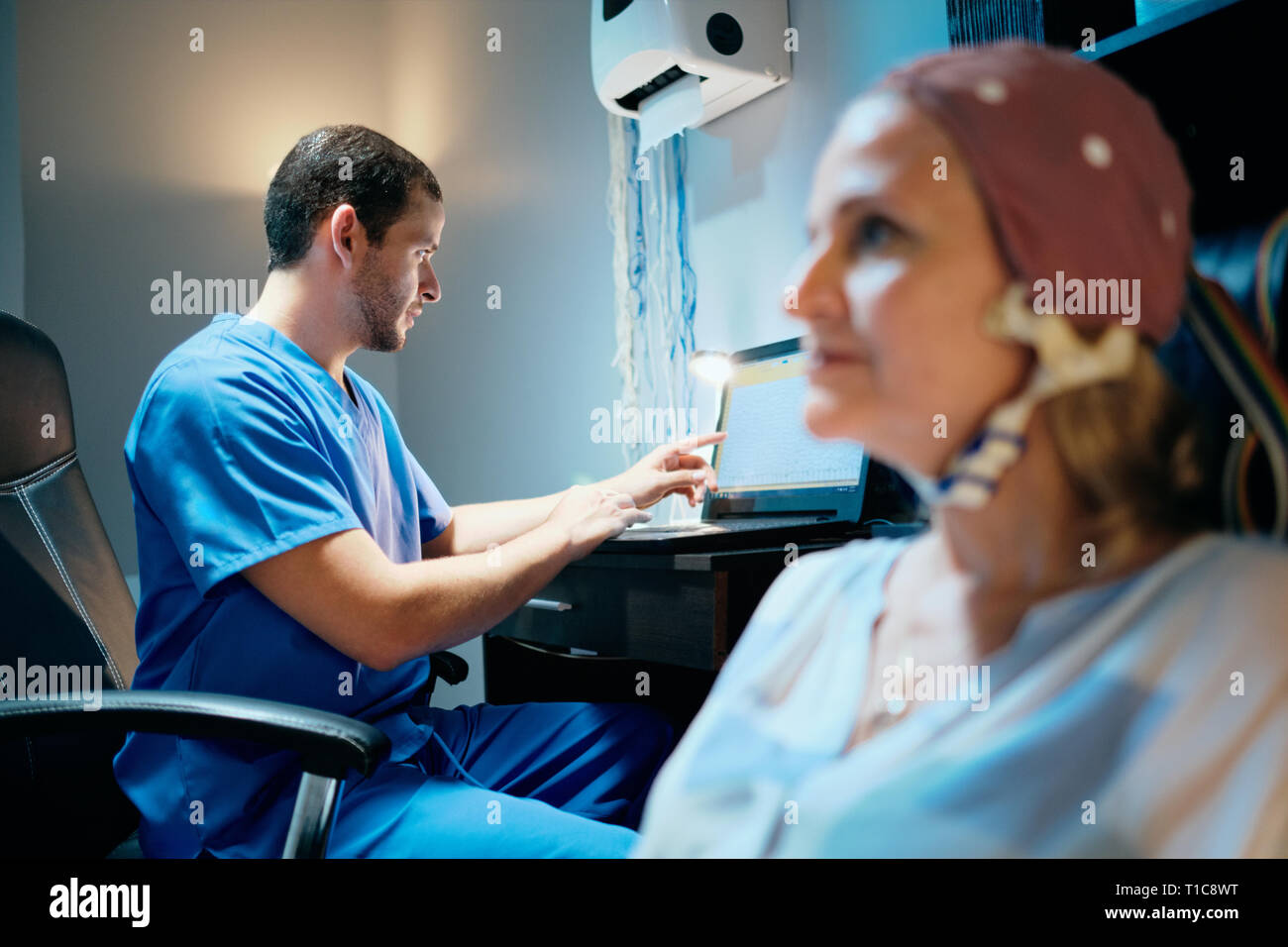 Arzt Tun Gehirn medizinische Prüfung auf Alte Frau im Krankenhaus Stockfoto