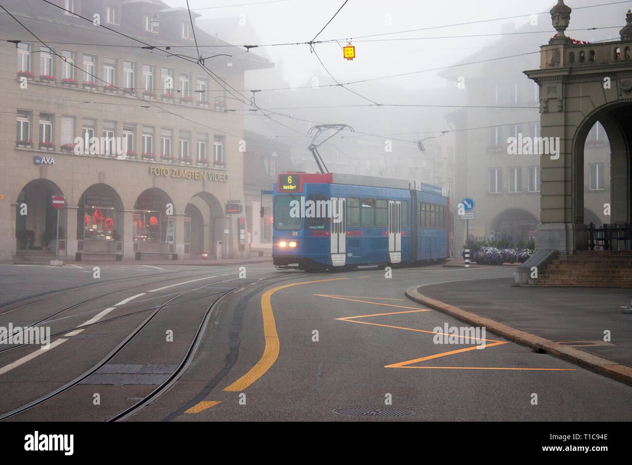 Schweizer Straßenbahn in einem nebligen Morgen in Bern Altstadt - Schweiz. Stockfoto