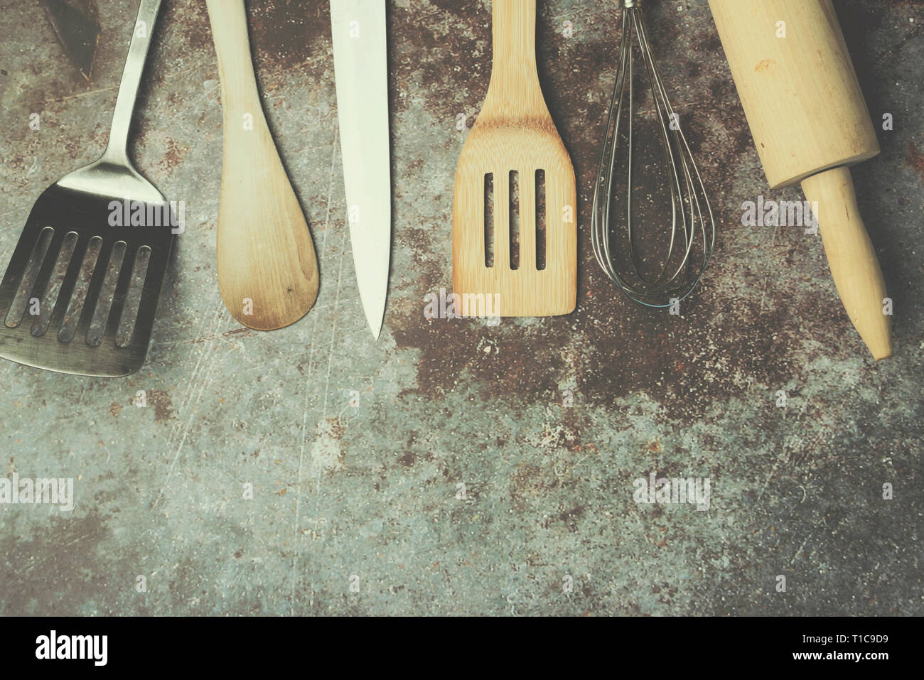 Küchengeräte gegen Grunge Hintergrund Stockfoto