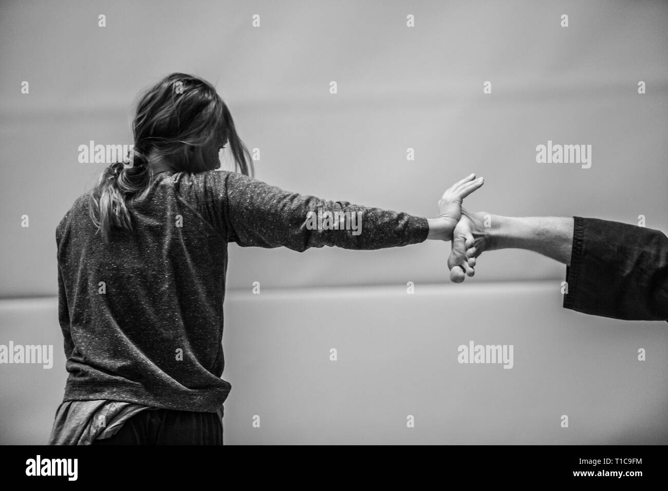 Tänzerin Hand stoßen Bein. Stütze dich auf einander Tänzer Stockfoto