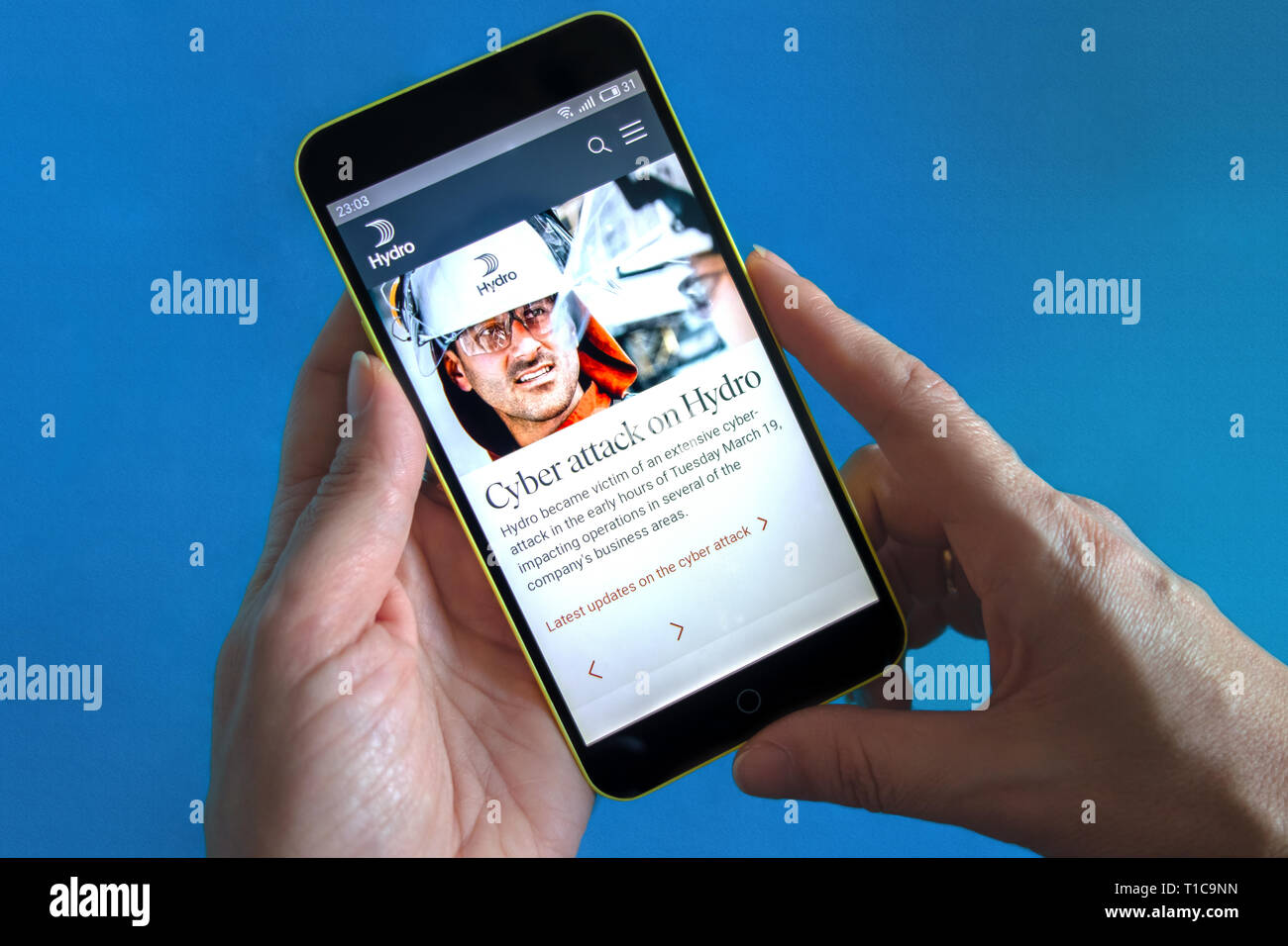 Berdyansk, Ukraine - März 23, 2019: Norsk Hydro Homepage. Norsk Hydro Logo sichtbar auf dem Bildschirm des Telefons. Stockfoto