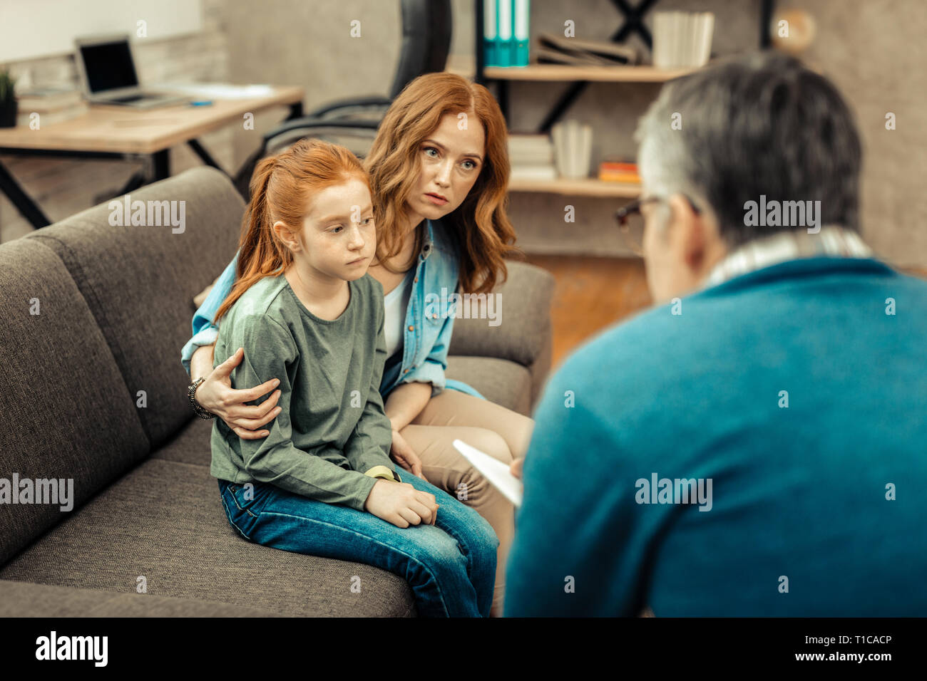 Gut aussehende freudlos Mädchen in ihre Überlegungen mit einbezogen werden Stockfoto